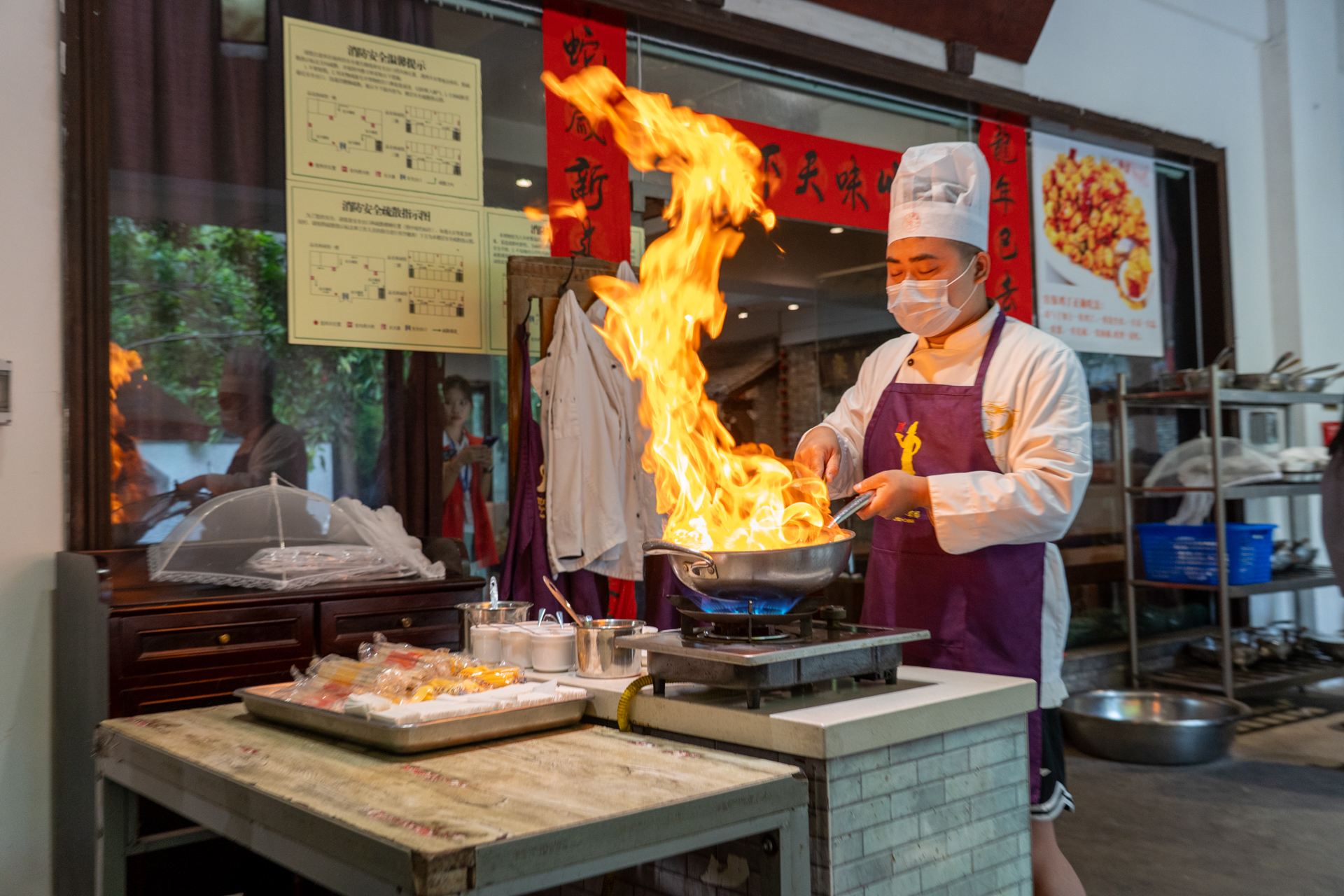 目の前で鶏肉のピーナッツ炒めを披露
