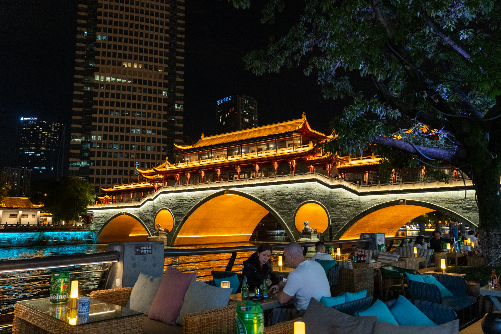 市内を流れる錦江の夜景。左に立つのがシャングリ・ラ ホテル成都