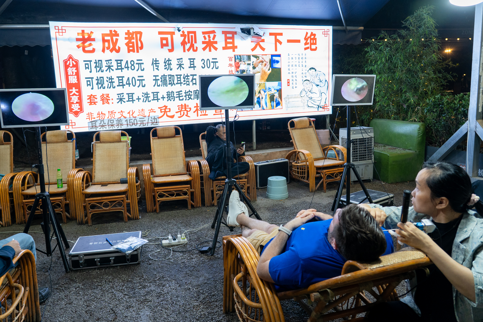 成都独特の文化（？）「耳かき屋」。カメラ付きの耳かきで、自分の耳の穴の中を見ながらお掃除してもらえます。両耳で960円ほど