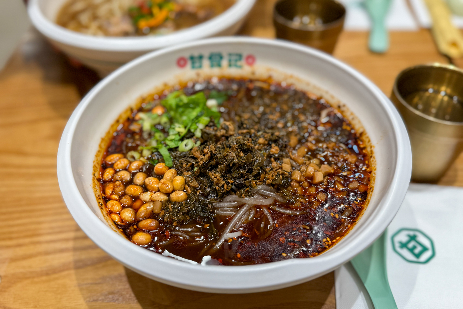 Genieちゃん（と呼んでいた）が教えてくれたとおり、ビリビリした辛さと酸味が特徴。ピーナッツの食感がやみつきになる麺でした