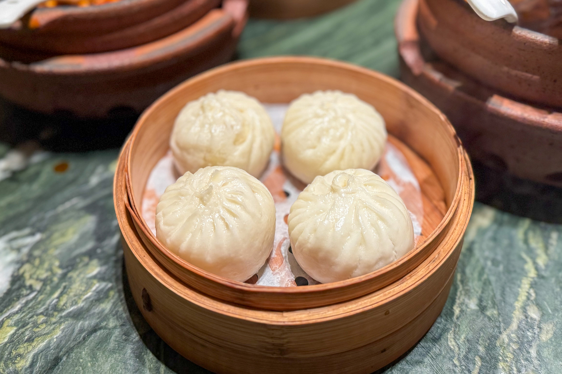 鶏肉の唐揚げをびっくりする量の唐辛子と花椒などと炒めた代表的な四川料理「辣子鶏（ラーズーチー）」が衝撃でした（右下）