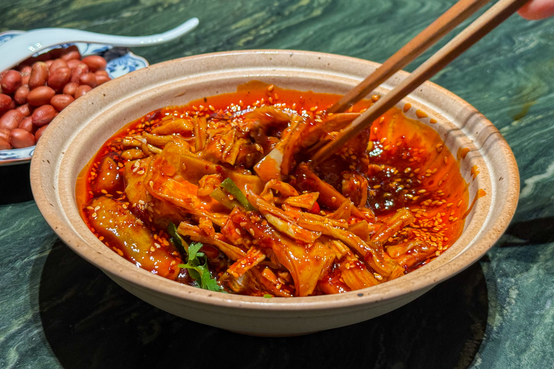 鶏肉の唐揚げをびっくりする量の唐辛子と花椒などと炒めた代表的な四川料理「辣子鶏（ラーズーチー）」が衝撃でした（右下）