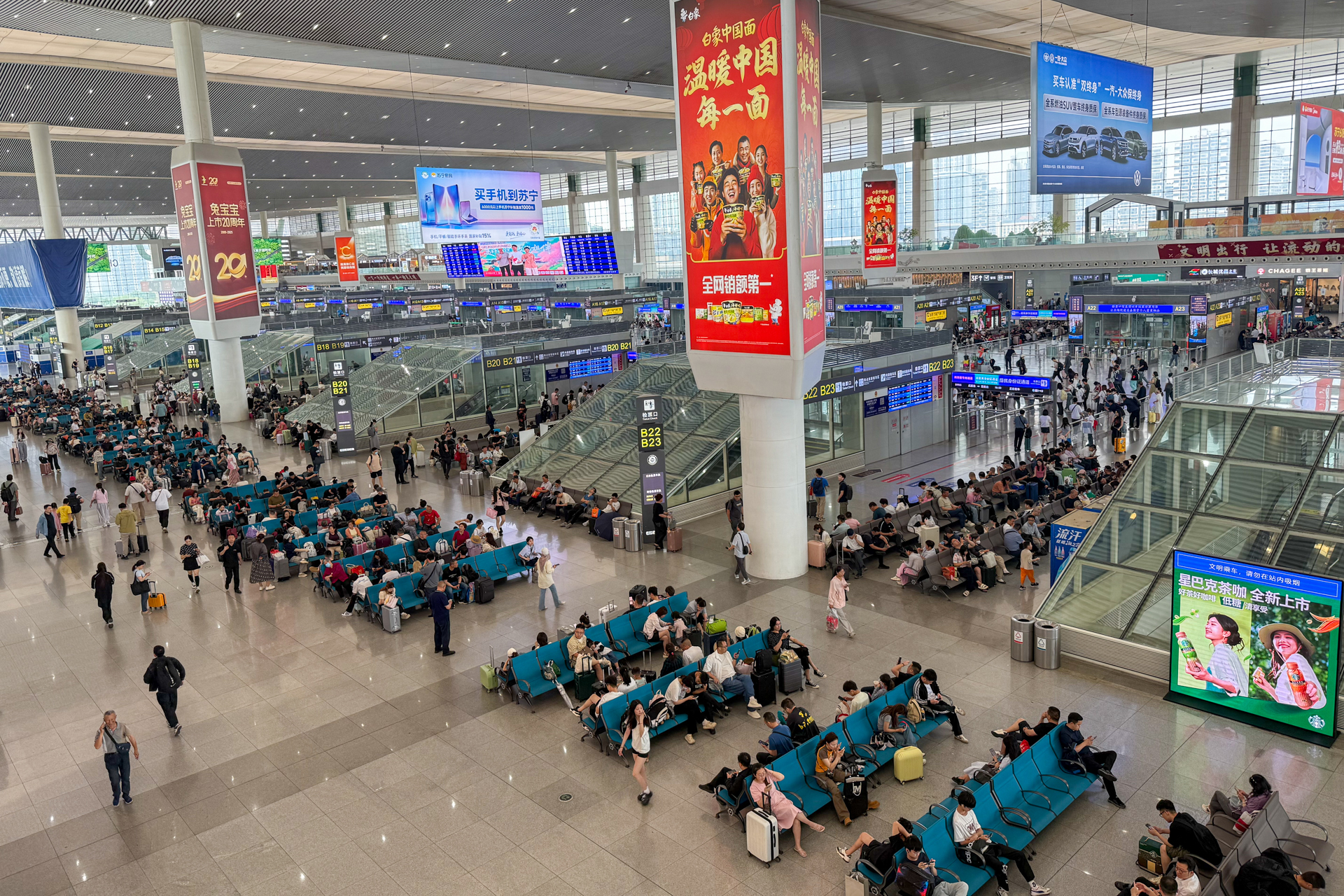 まるで空港！　巨大な成都東駅
