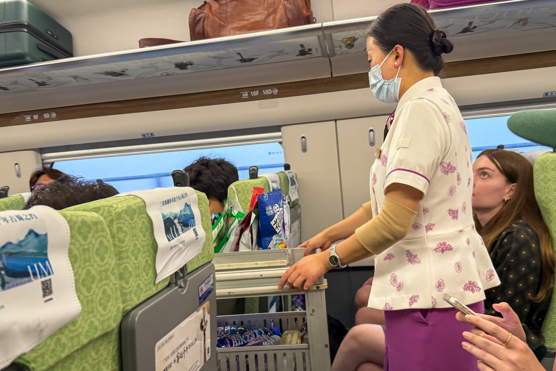 車内販売あり。食堂車ではないですがドリンクやスナック・お弁当などを売る車両も