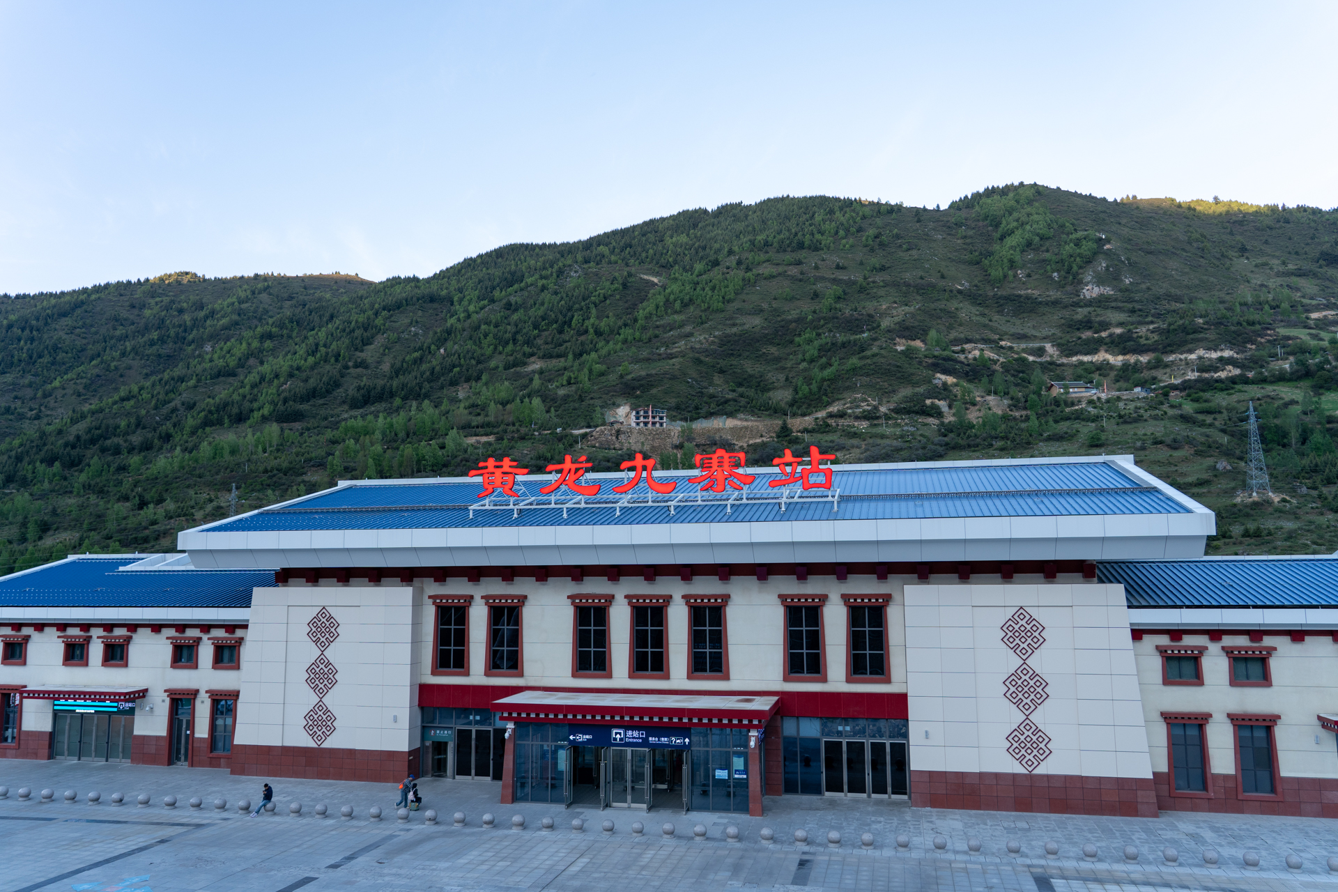 1時間40分くらいで到着した標高約3000mの黄竜九寨駅。アバ・チベット族チャン族自治州ということで、駅舎はチベット感たっぷり