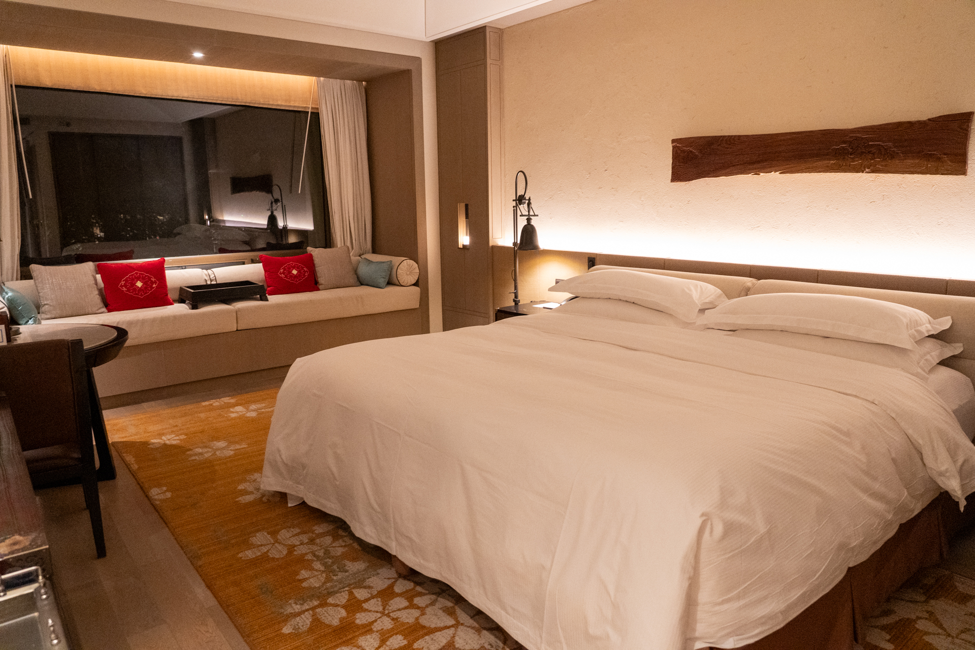 キングベッドルーム。窓から山々の景色が眺められるのがよかったです