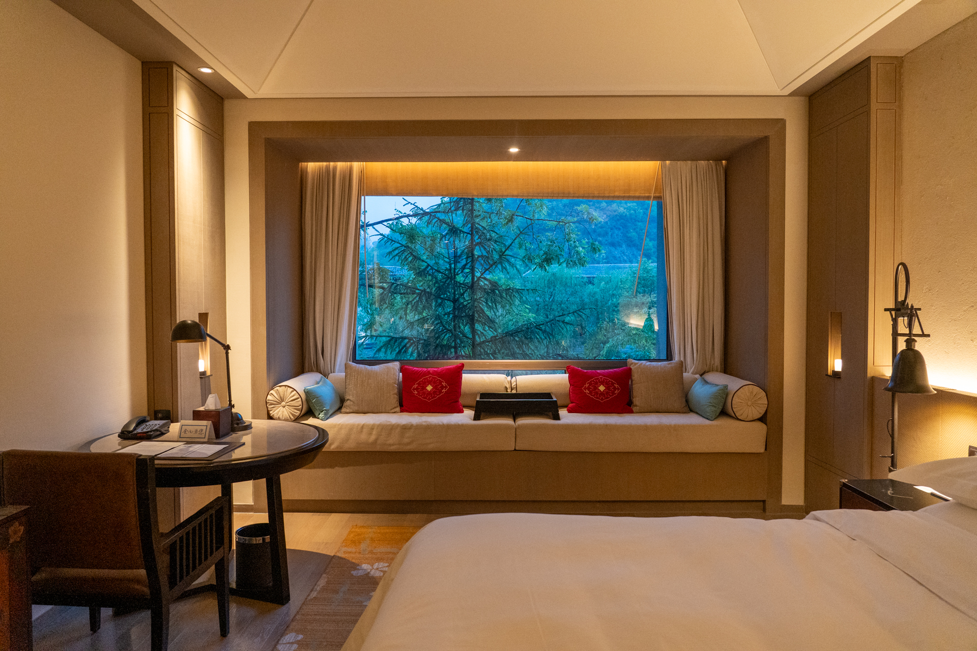 キングベッドルーム。窓から山々の景色が眺められるのがよかったです