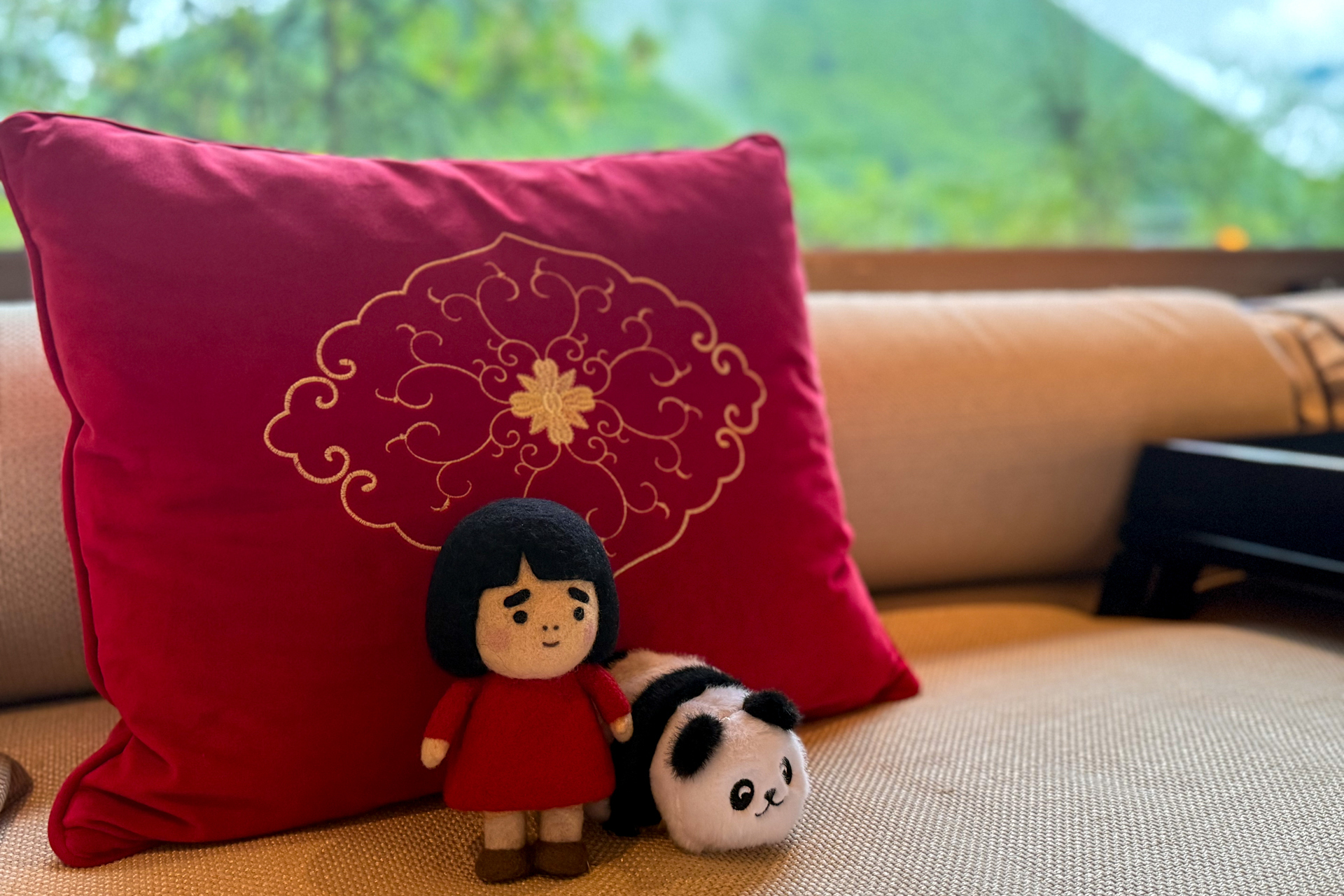 チベットの民族模様が施されたクッションなどインテリアが素敵