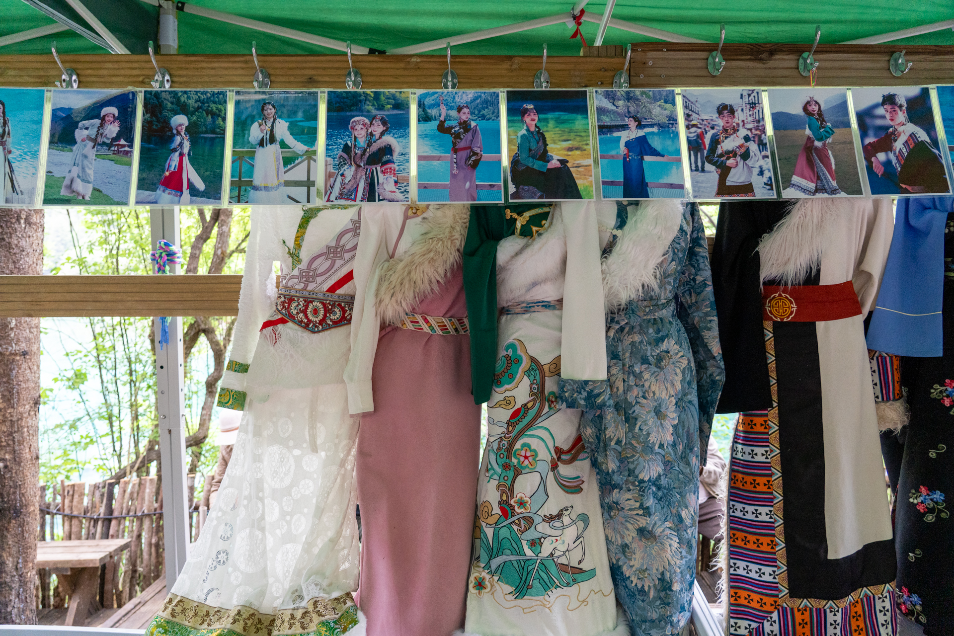 映え写真用のレンタル衣装も。ターゲットは主に中国人のようでした