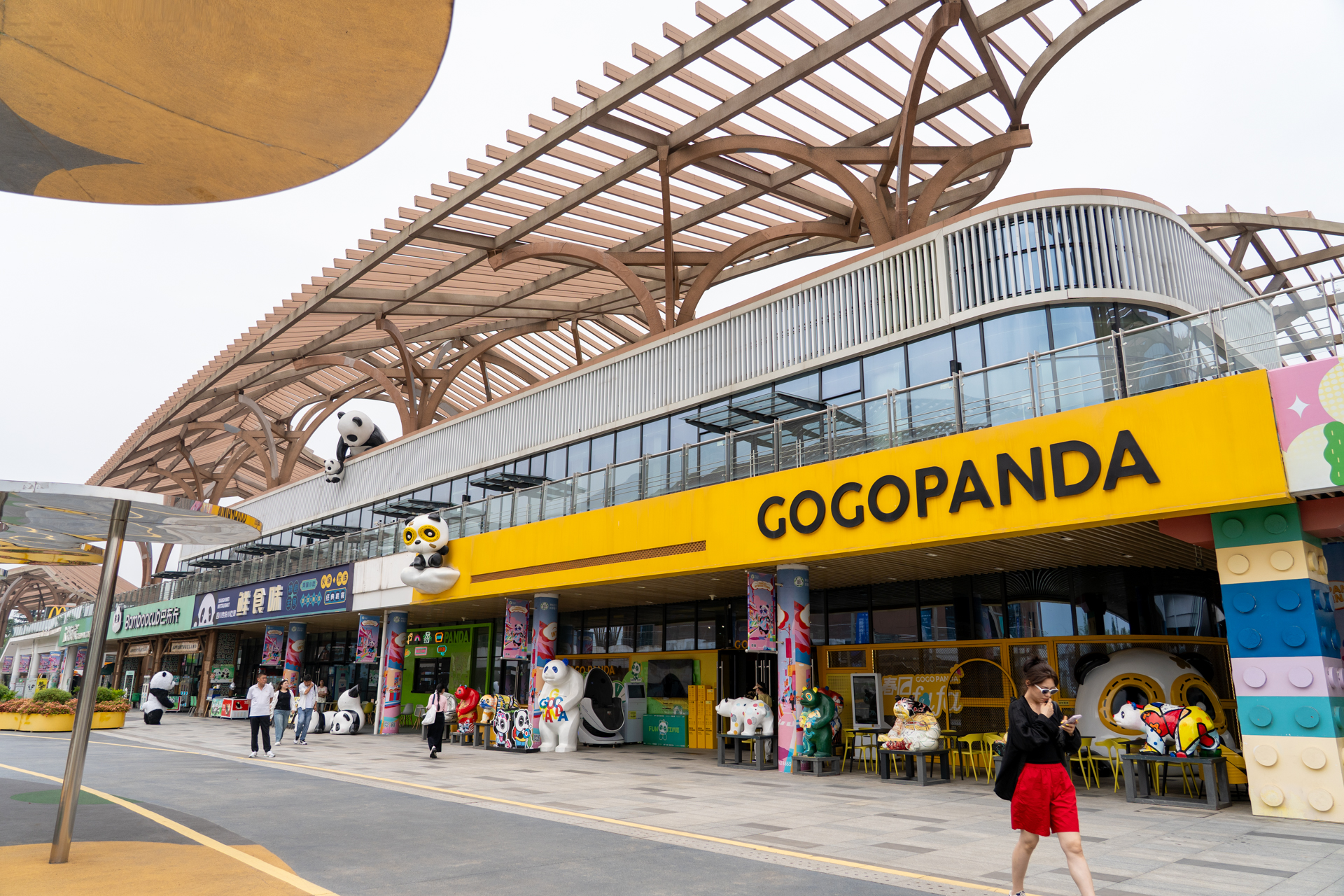 ショップも充実。郵便局もあります