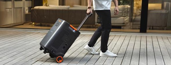 タイヤ付きでスーツケースのように運べる