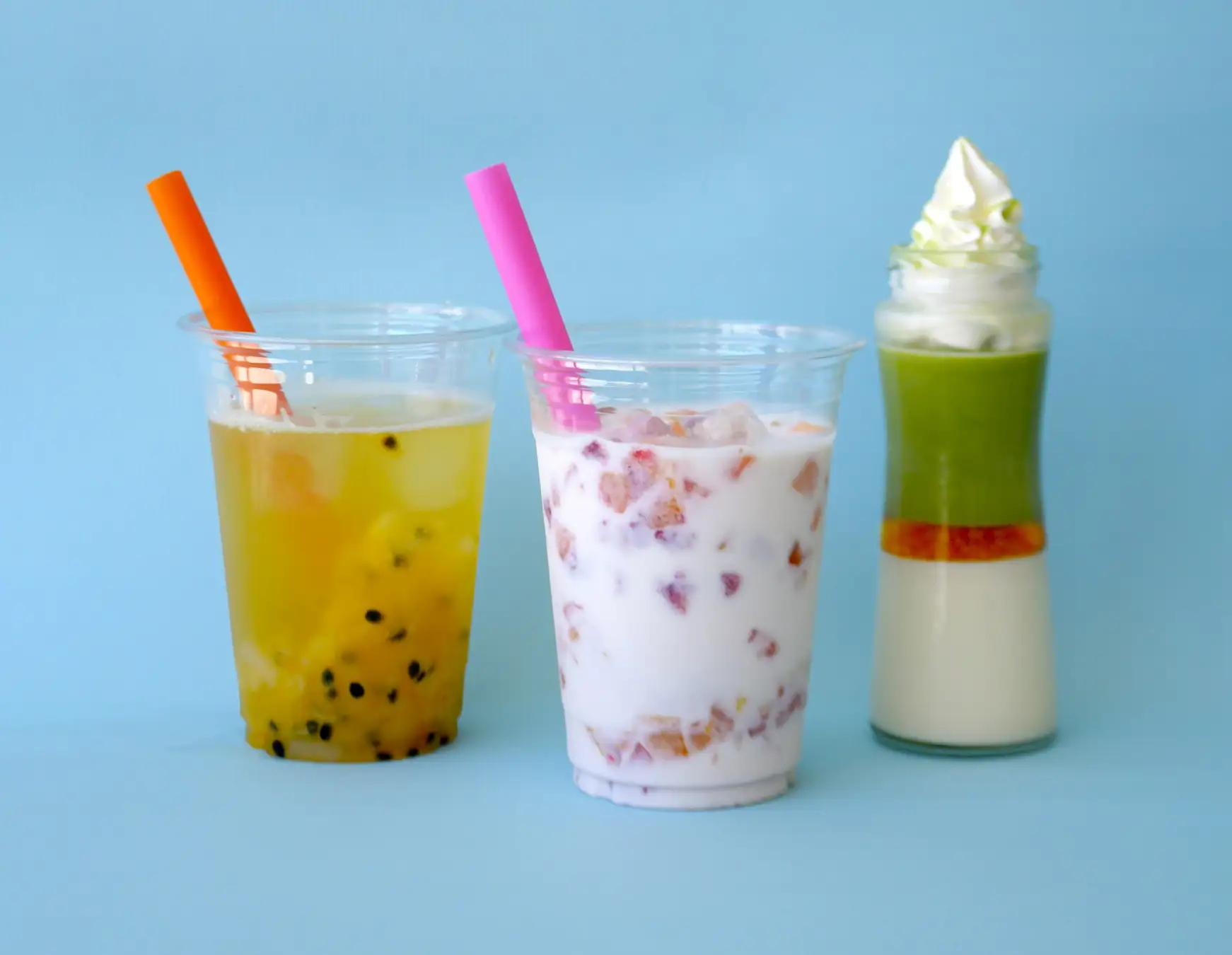 左から台湾産パイナップルとパッションフルーツを使ったジャスミンティー、台湾産マンゴー入りのストロベリーミルク、台北101をイメージした抹茶・オレンジ・ミルクのスイーツ