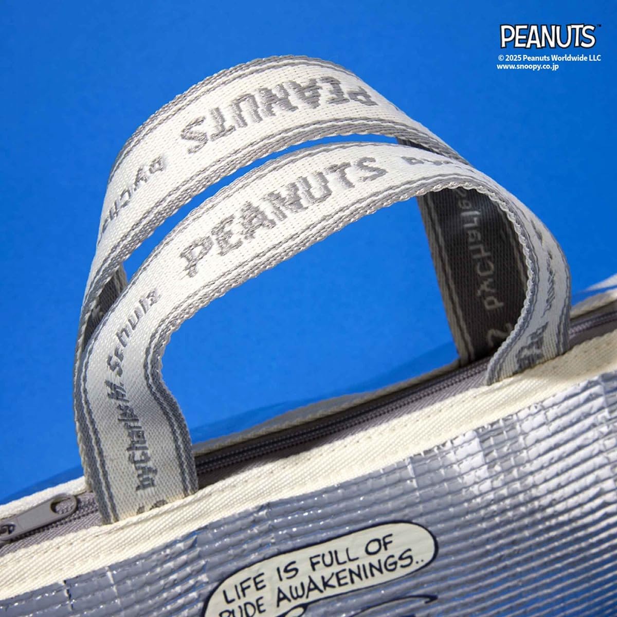 持ち手のロゴテープもポイント