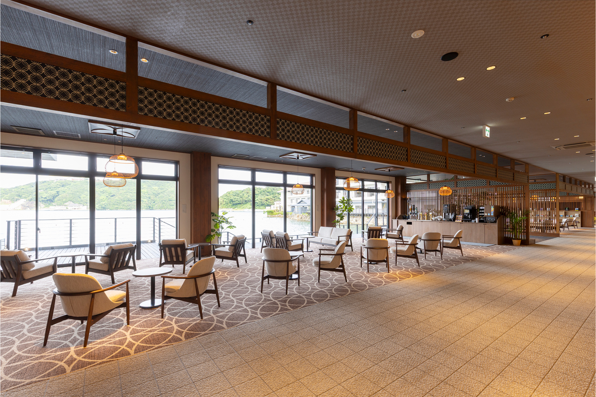 オーシャンビューの絶景を楽しめるラウンジでは無料ドリンクサービス。海へ突き出すような造りのデッキラウンジも気持ちいい