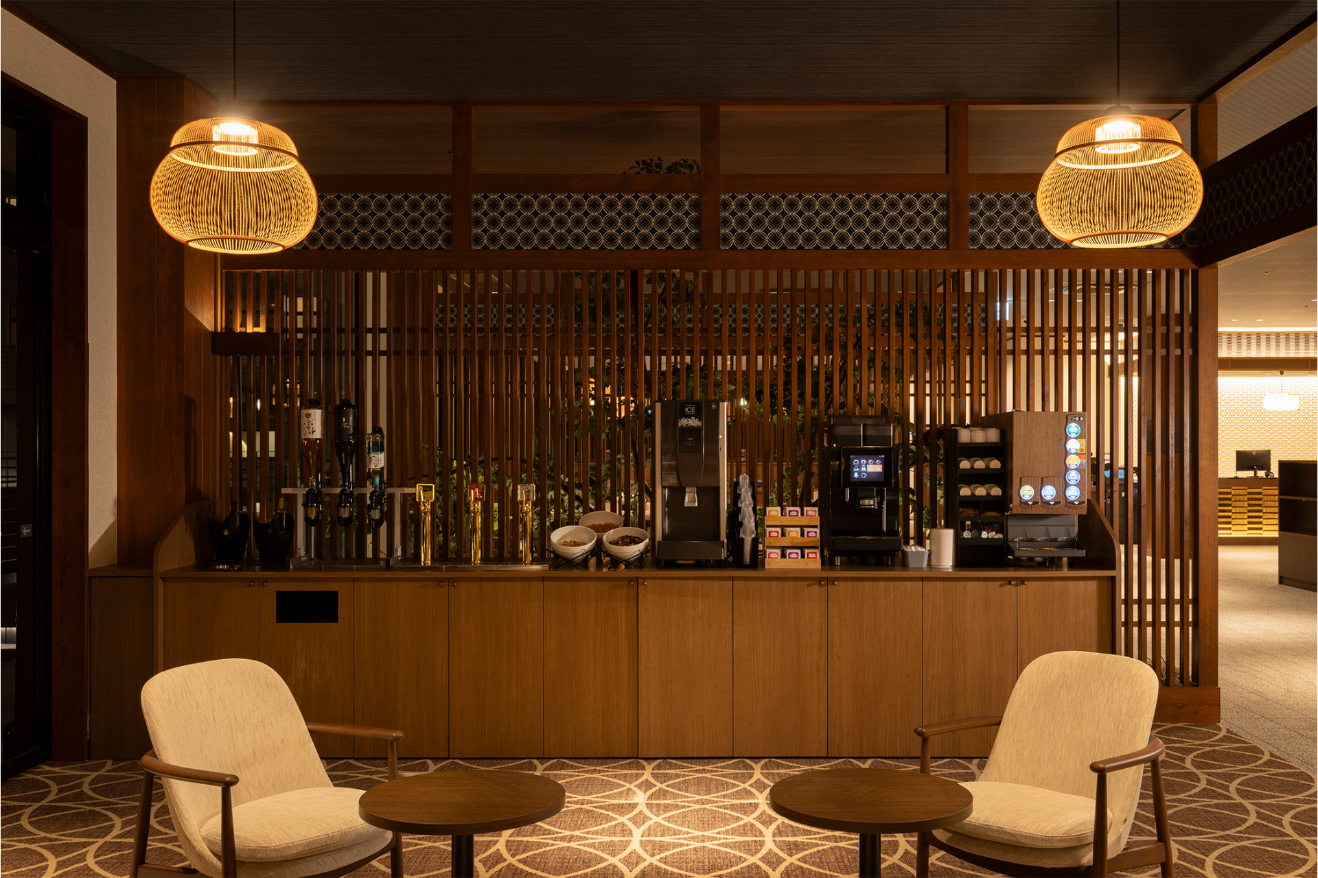 オーシャンビューの絶景を楽しめるラウンジでは無料ドリンクサービス。海へ突き出すような造りのデッキラウンジも気持ちいい