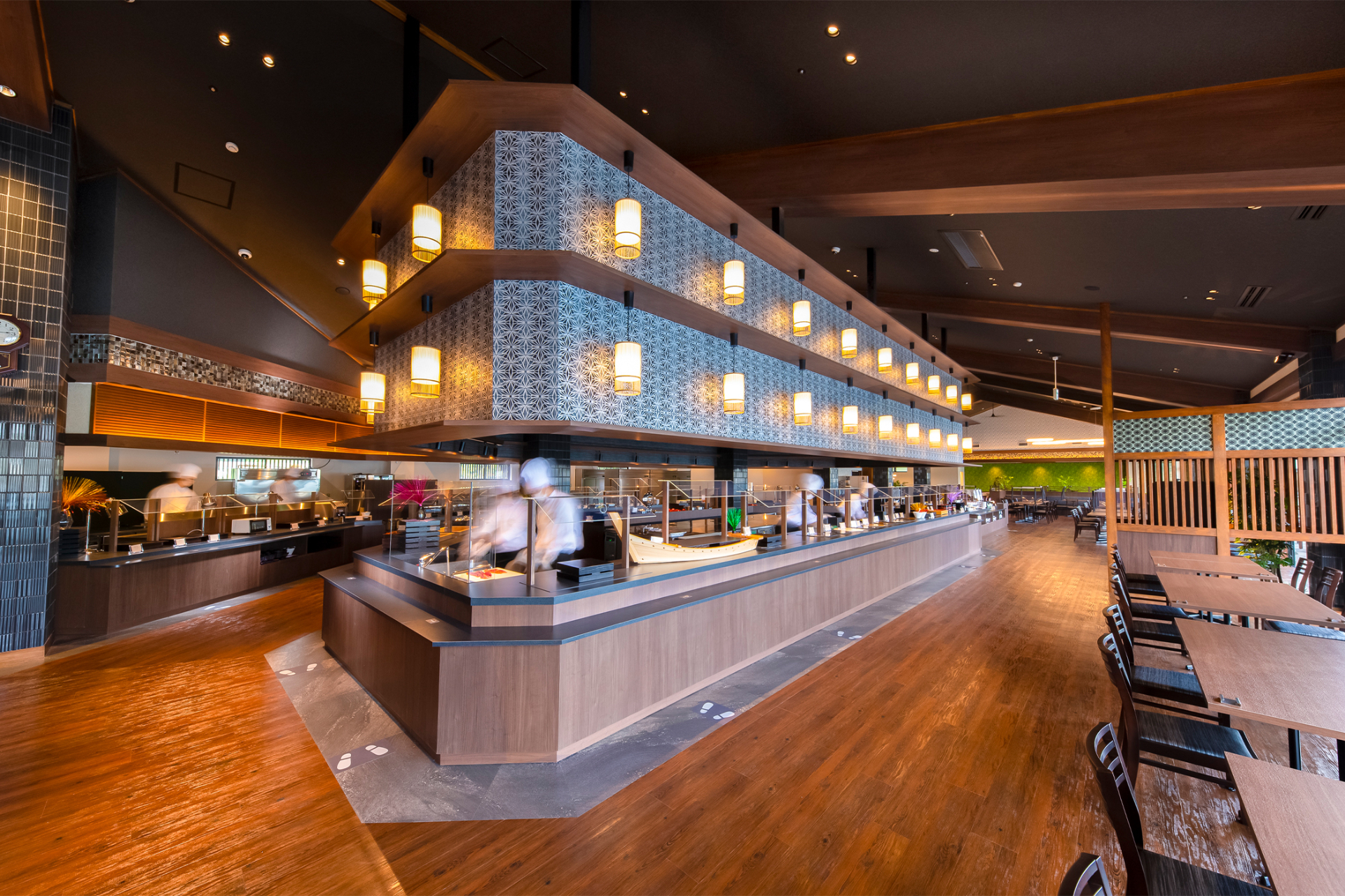 夕食バイキングでは、勝浦漁港で水揚げされた生まぐろのお造りや握り寿司、熊野牛グルメなどを味わえる。アルコール・ソフトドリンクも飲み放題