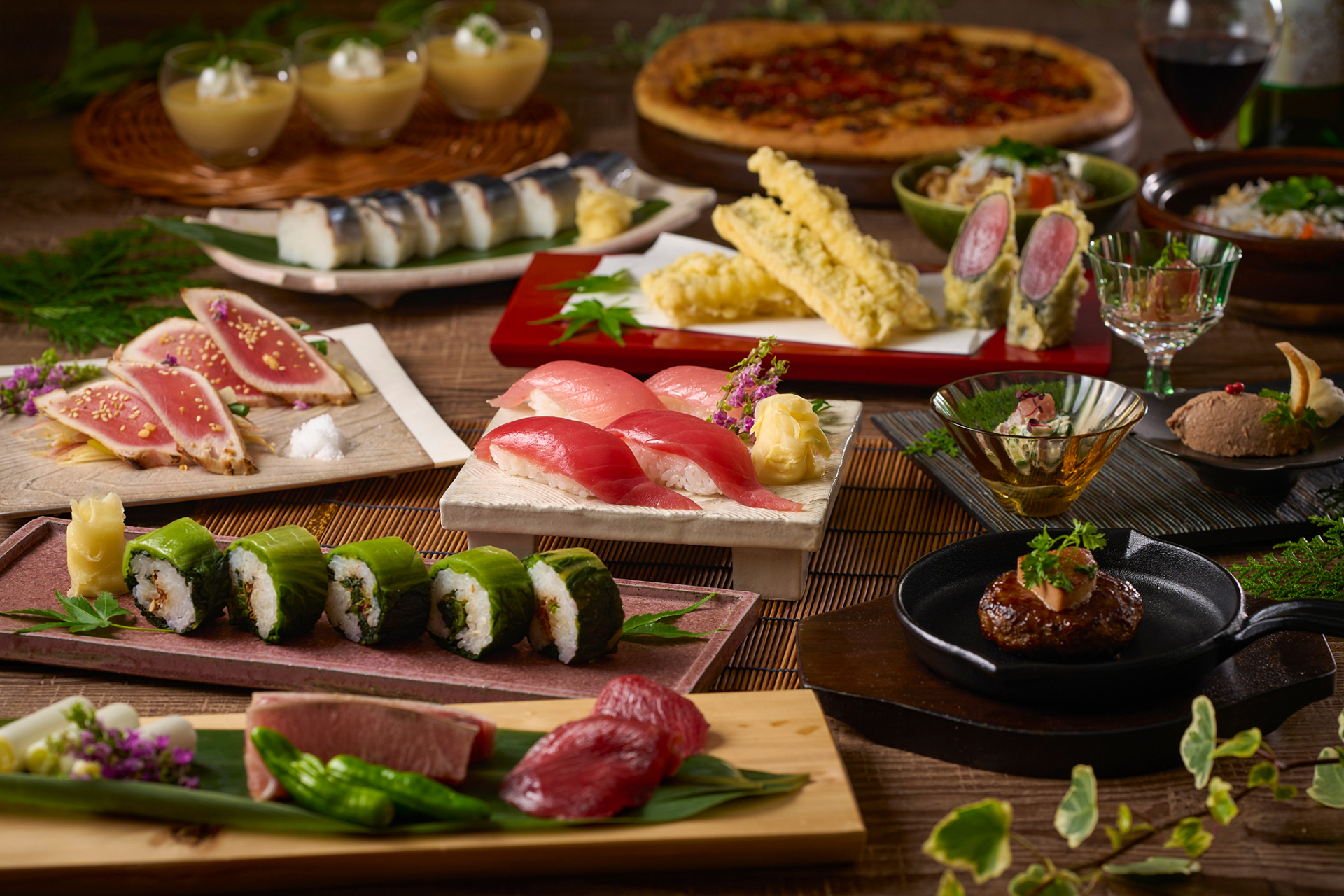 夕食バイキングでは、勝浦漁港で水揚げされた生まぐろのお造りや握り寿司、熊野牛グルメなどを味わえる。アルコール・ソフトドリンクも飲み放題