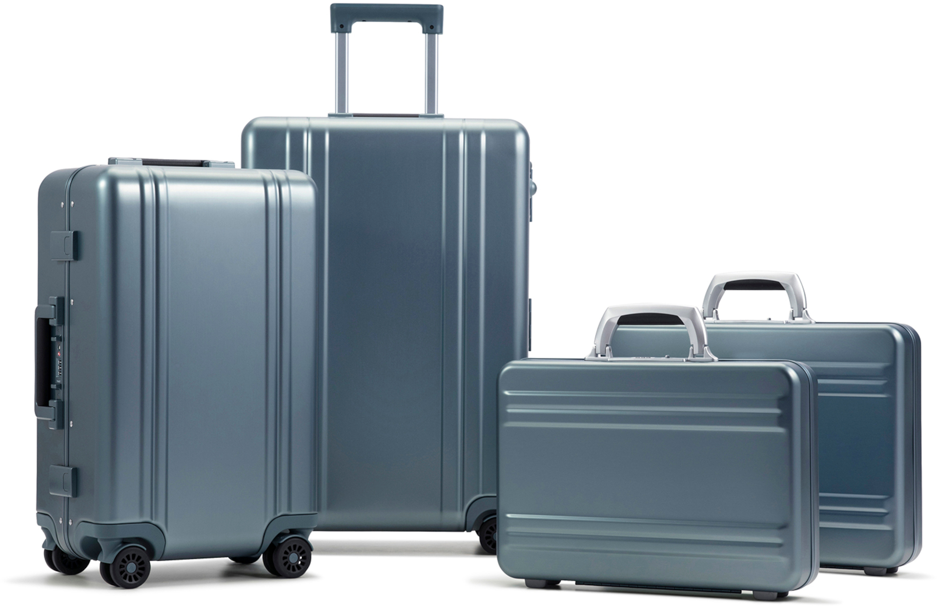 ゼロハリバートンのアタッシェ・スーツケースに、三笘薫イメージした新色ホライゾンブルー