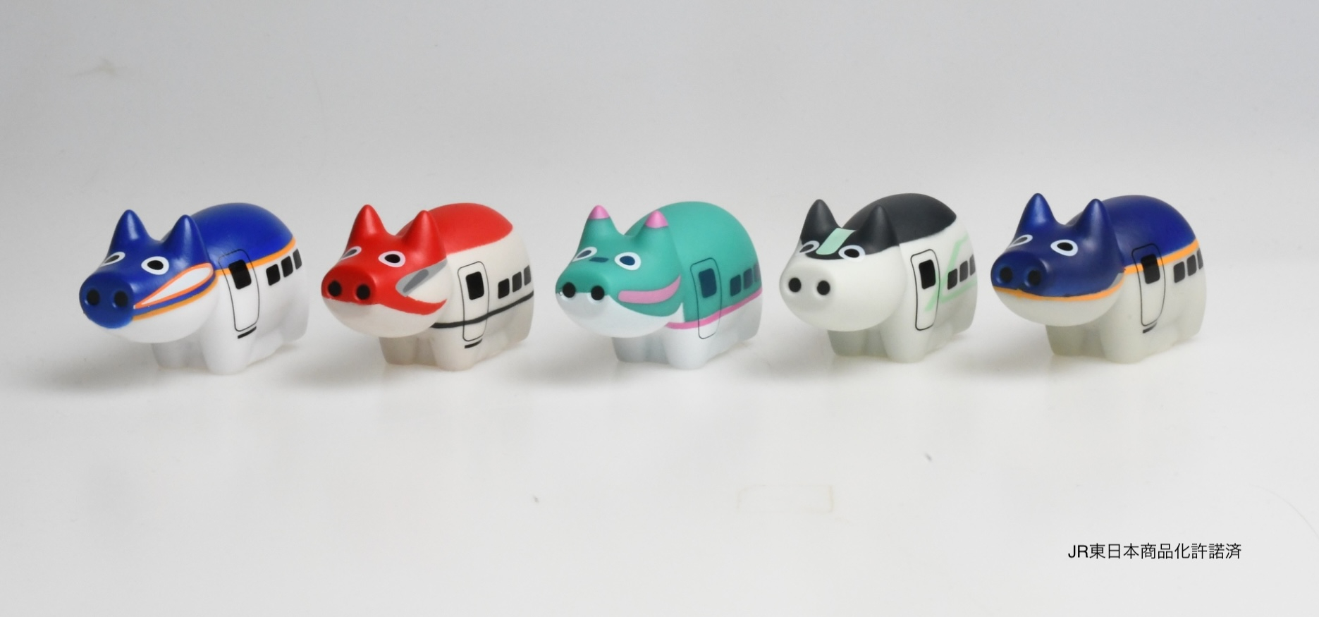 福島の郷土玩具「赤べこ」が手のひらサイズの新幹線バージョンに
