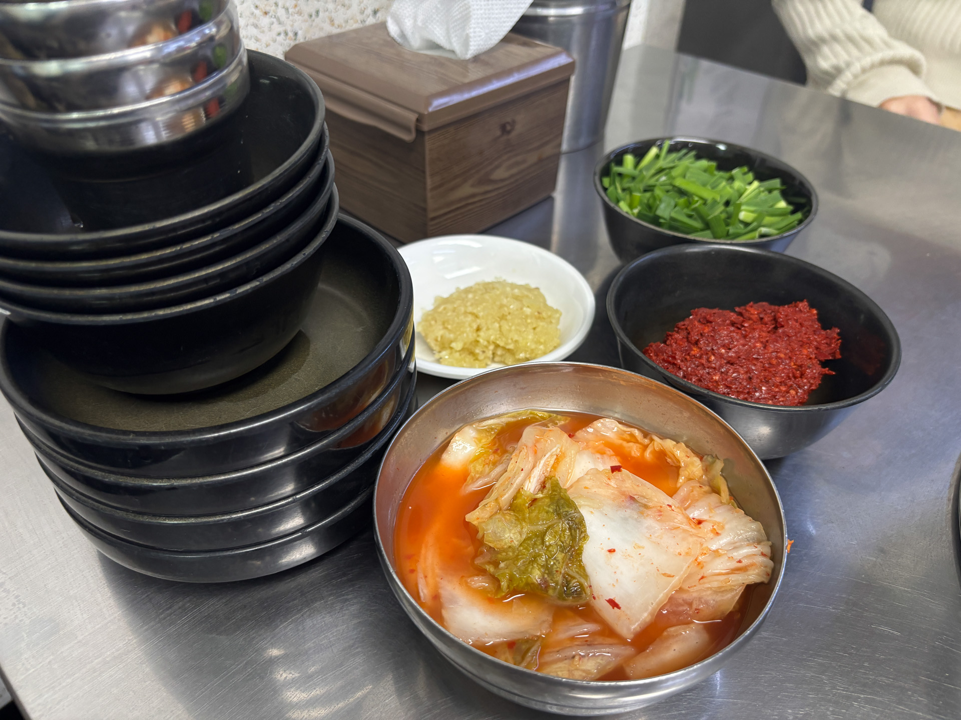 最初にキムチやタレの薬味が登場