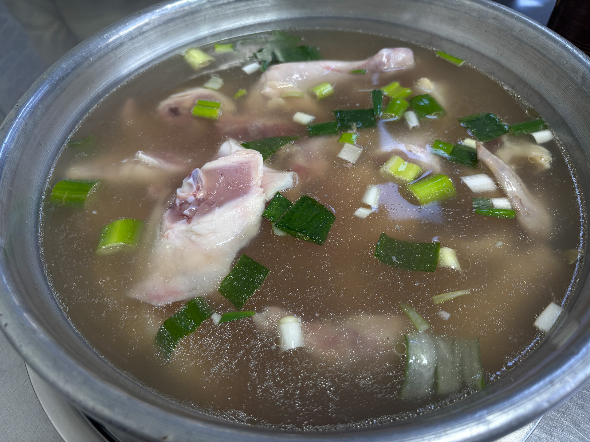 骨付きの鶏がゴロゴロと