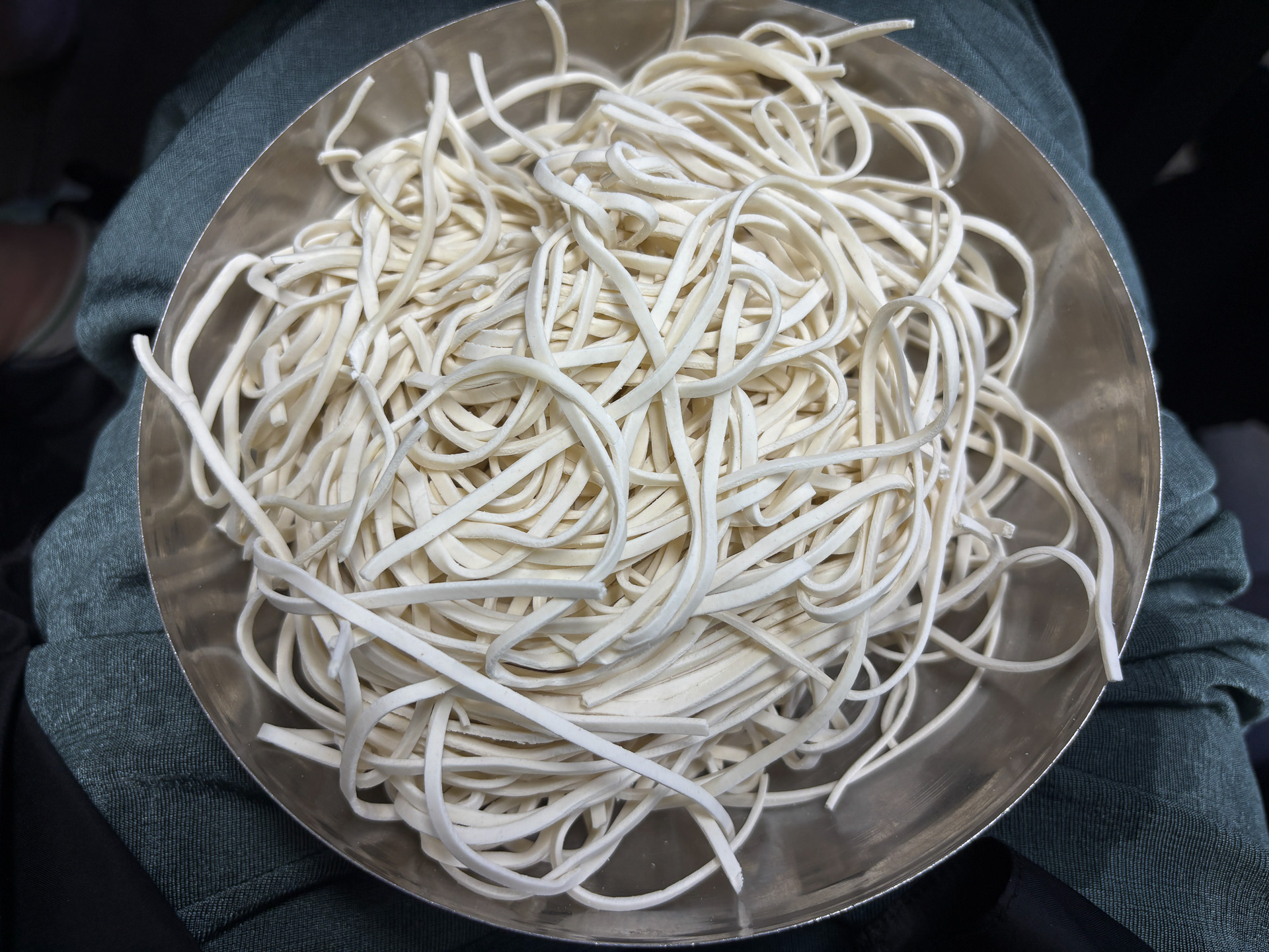 締めの麺も食感が独特で絶品