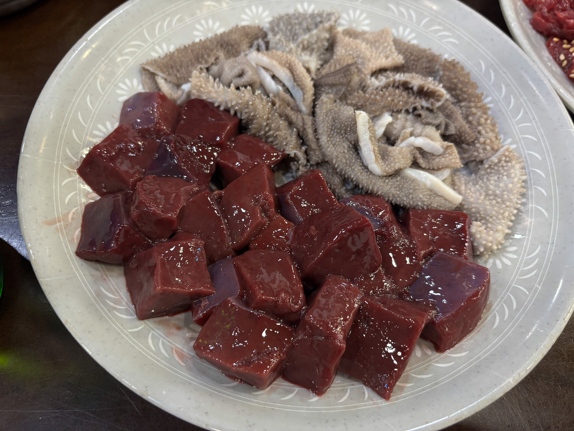 角切りで食べ応えのあるレバ刺し