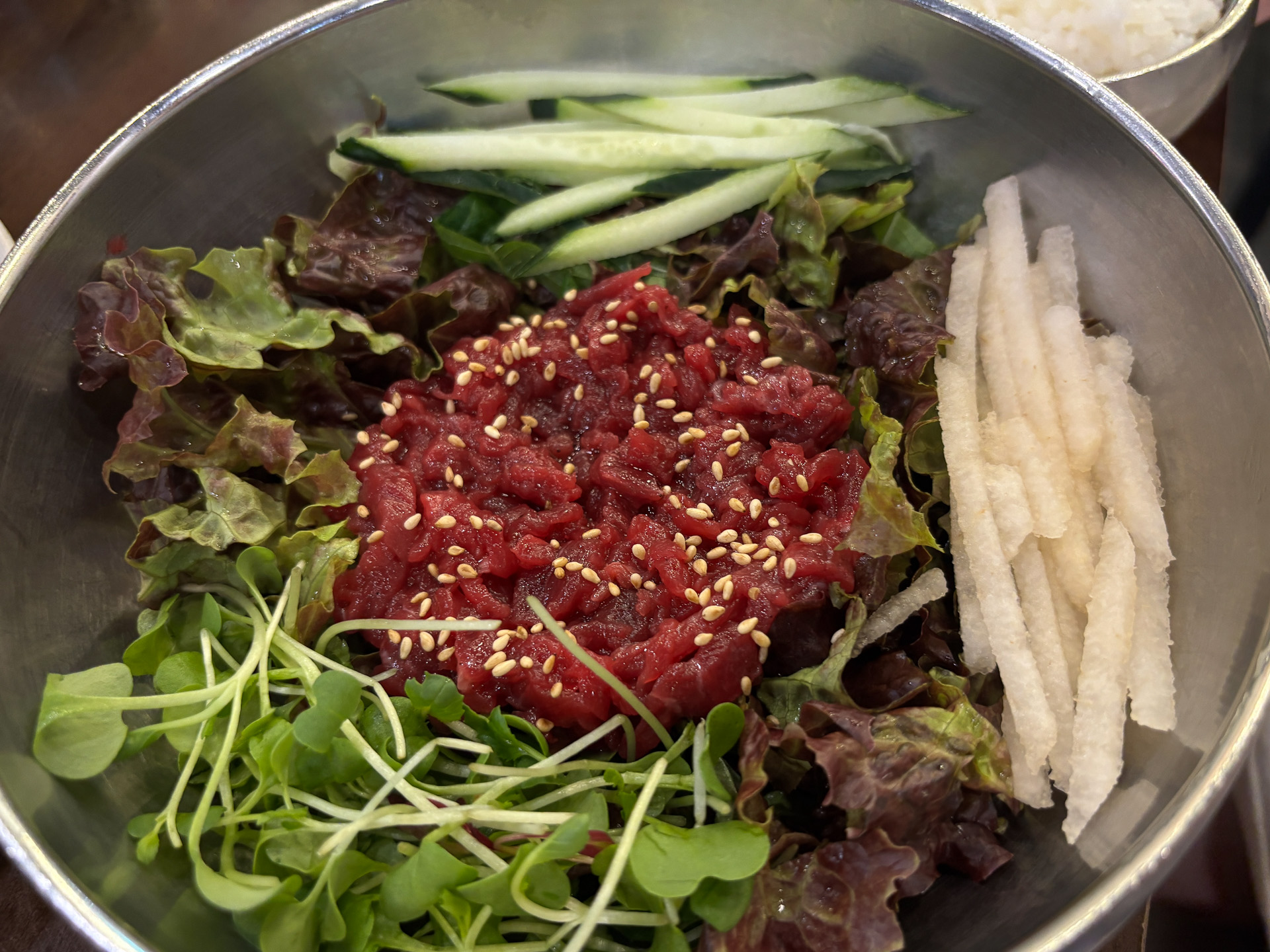 ユッケビビンバは自分でご飯を混ぜるスタイル