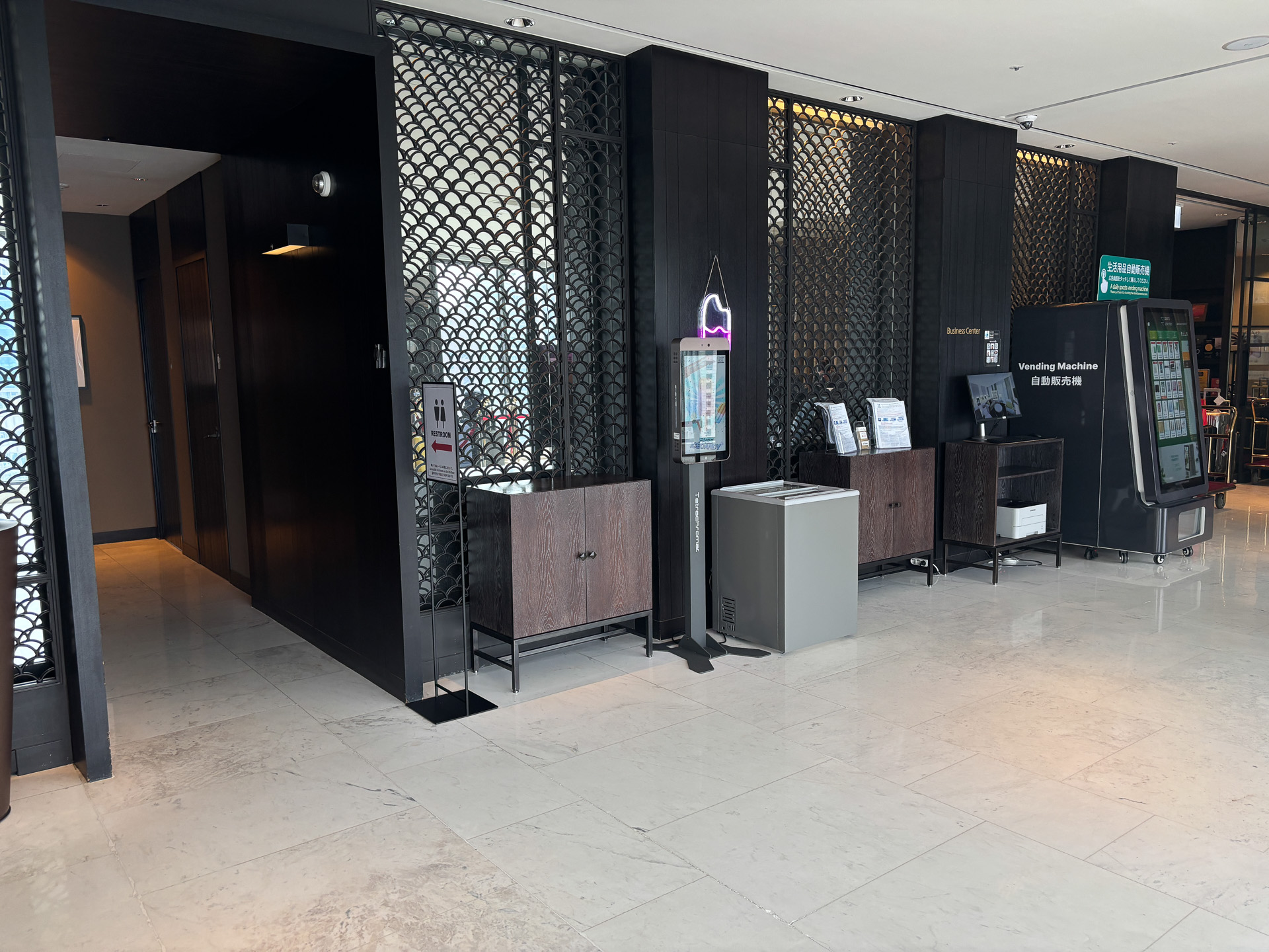 高層階のロビーで開放的な雰囲気