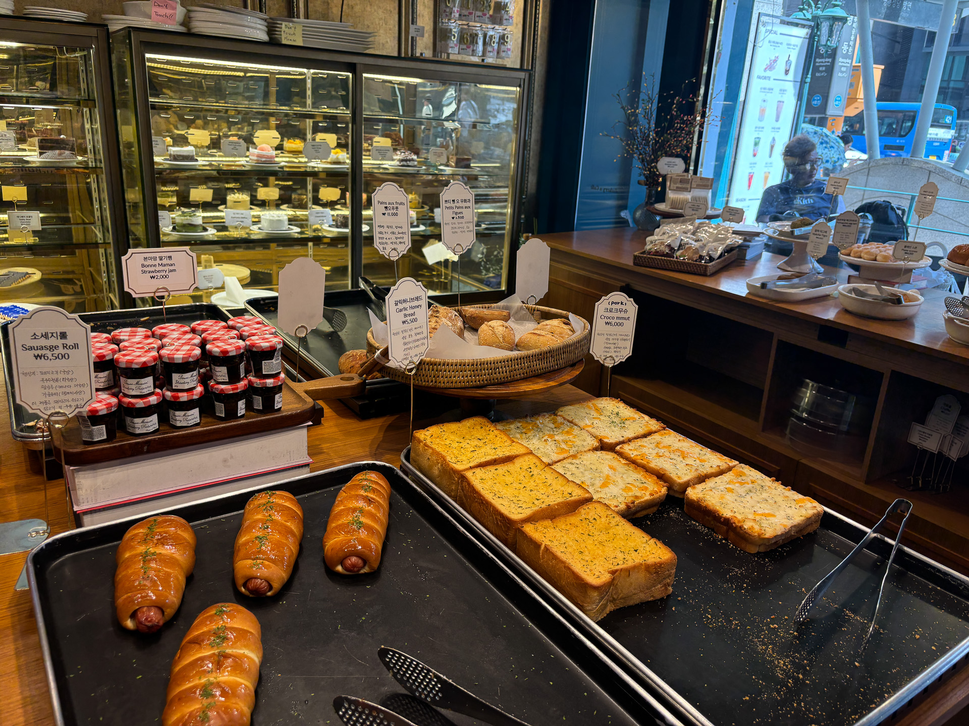 パンからケーキまで豊富な品揃え