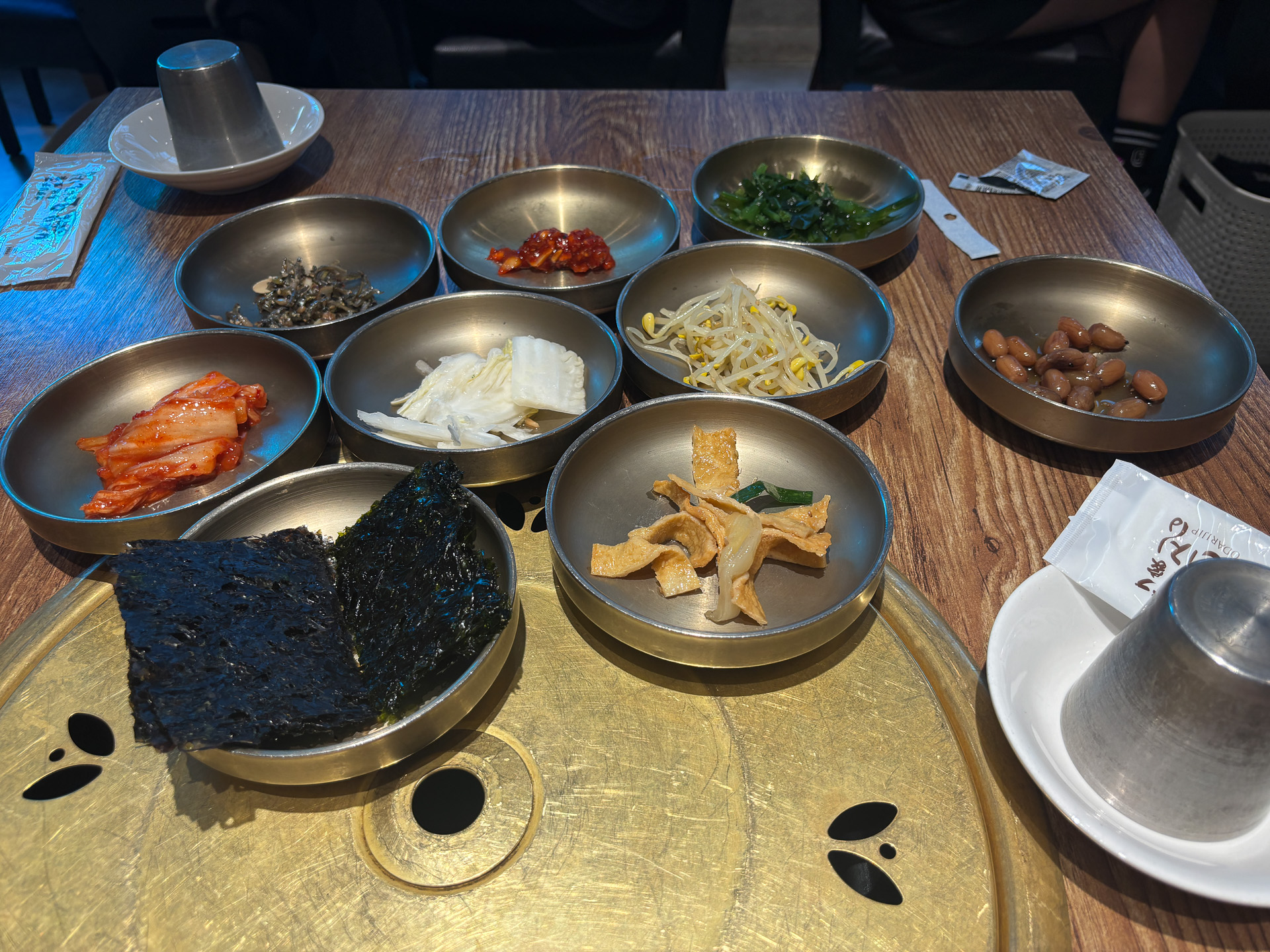 お通しだけでこの量（おかわり自由）