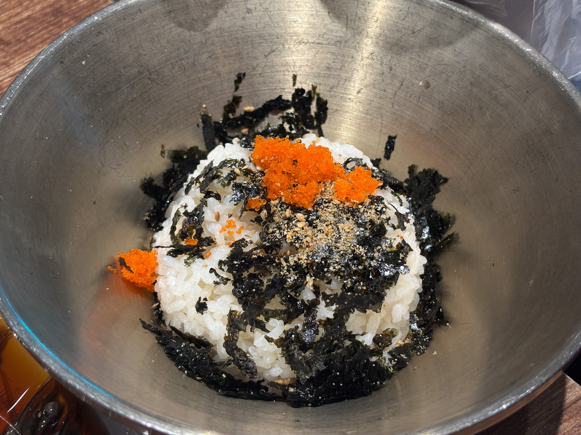 甲羅に入れて蟹味噌とご飯を混ぜて