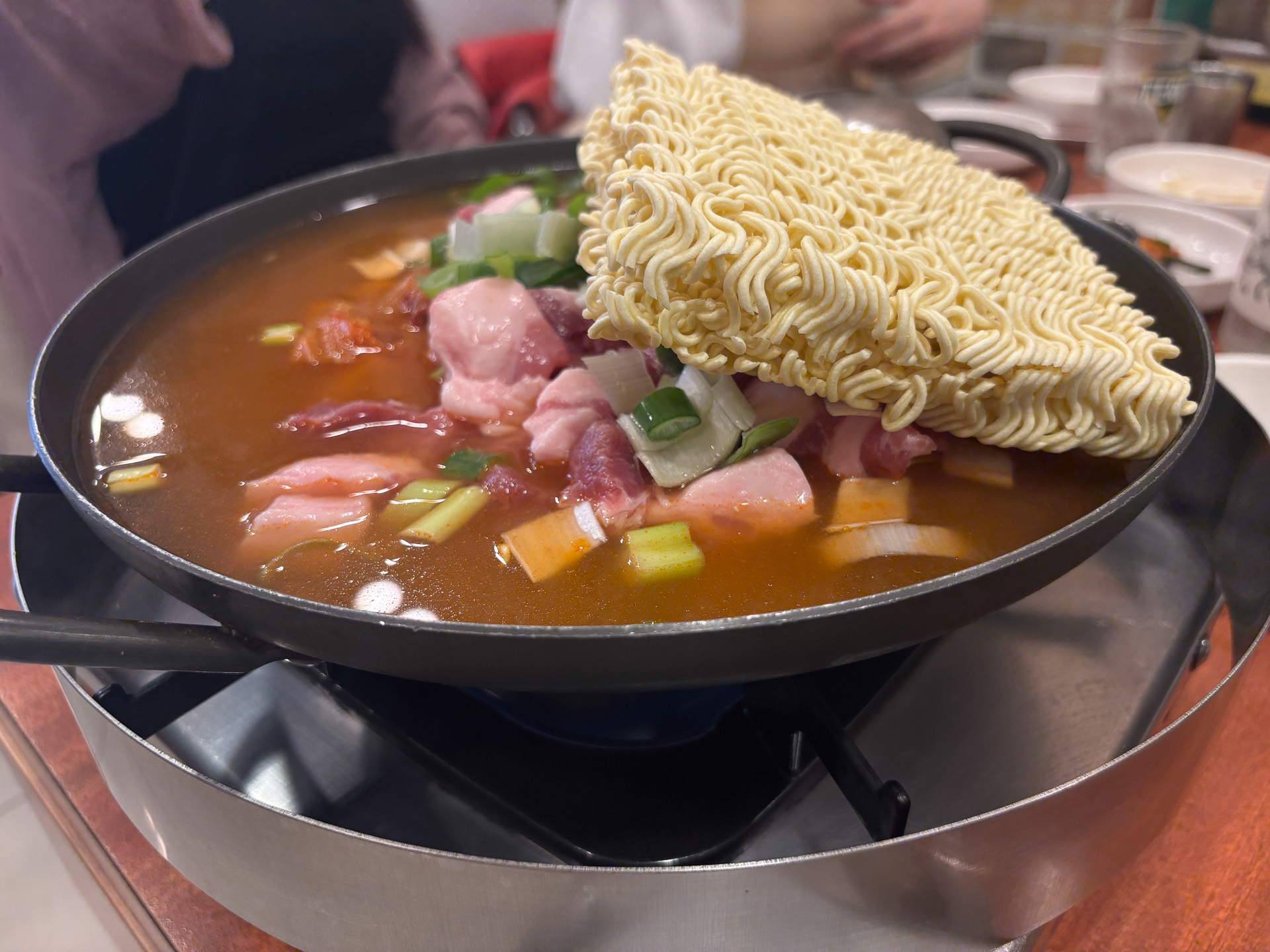 ラーメン入りの酸味のあるキムチチゲ