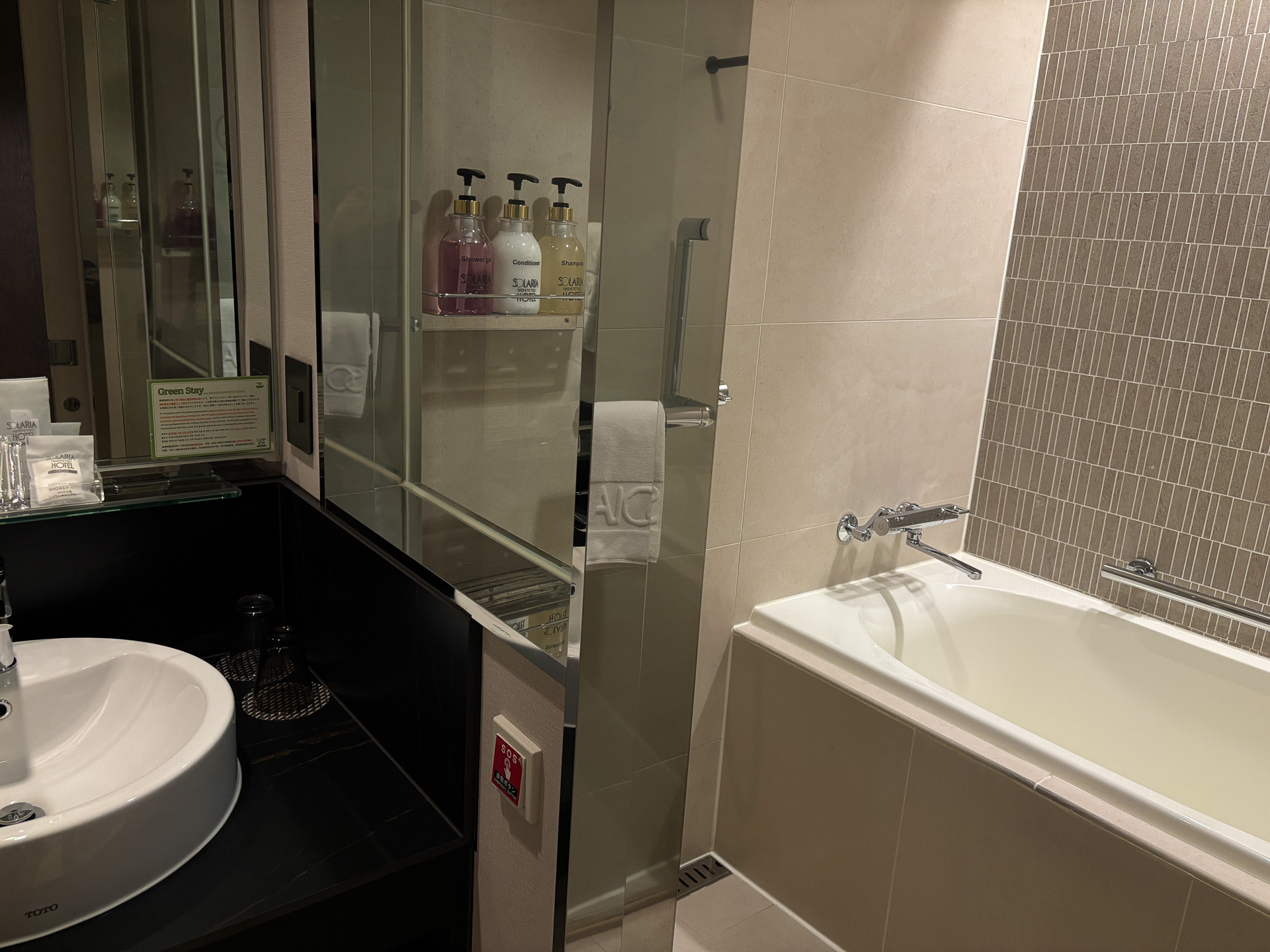 バストイレ別の清潔な客室