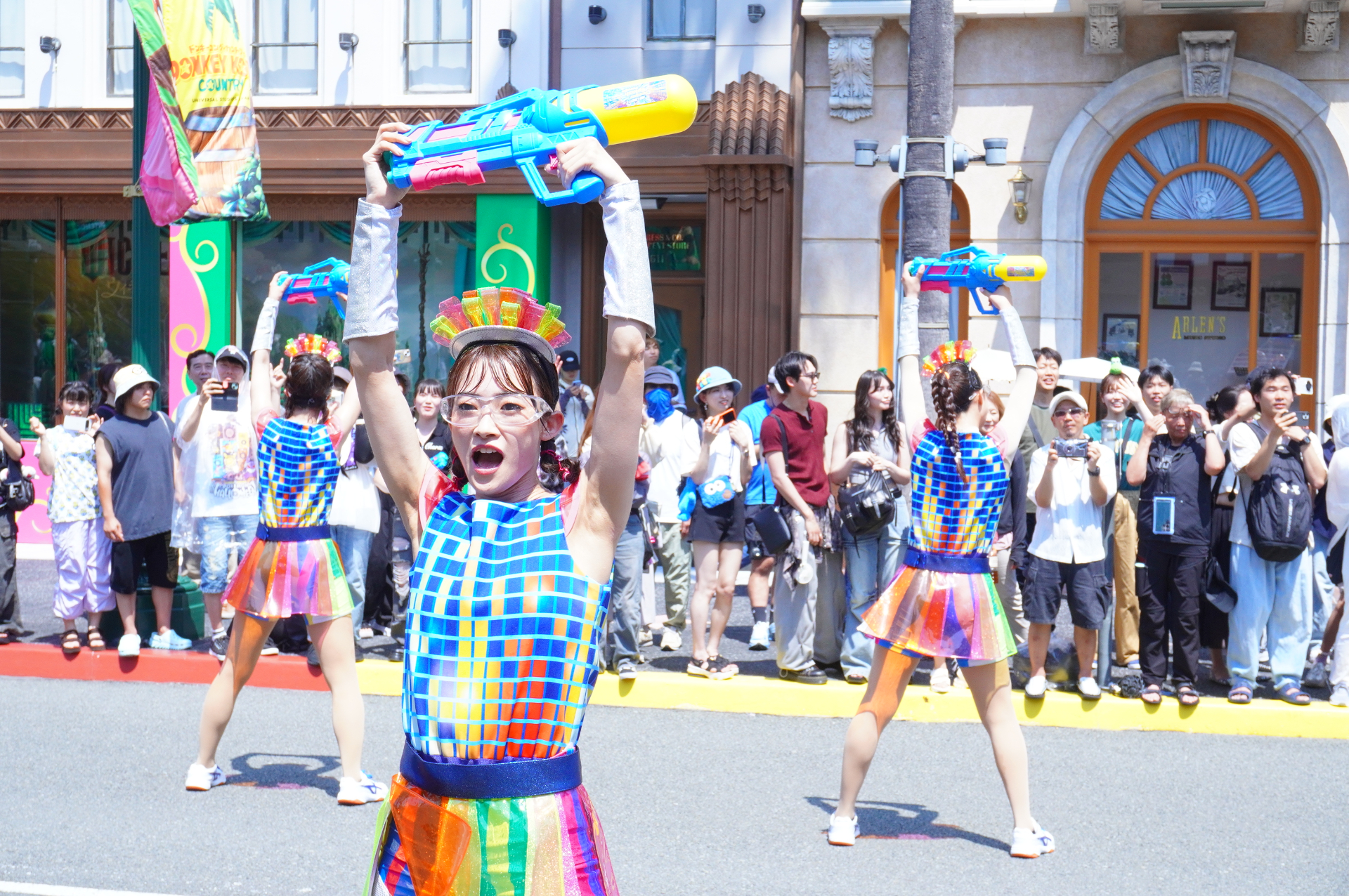 ハローキティ→ピーナッツ→ミニオン→セサミストリート→SING→マリオと仲間たち→ポケモンの順でフロートが登場