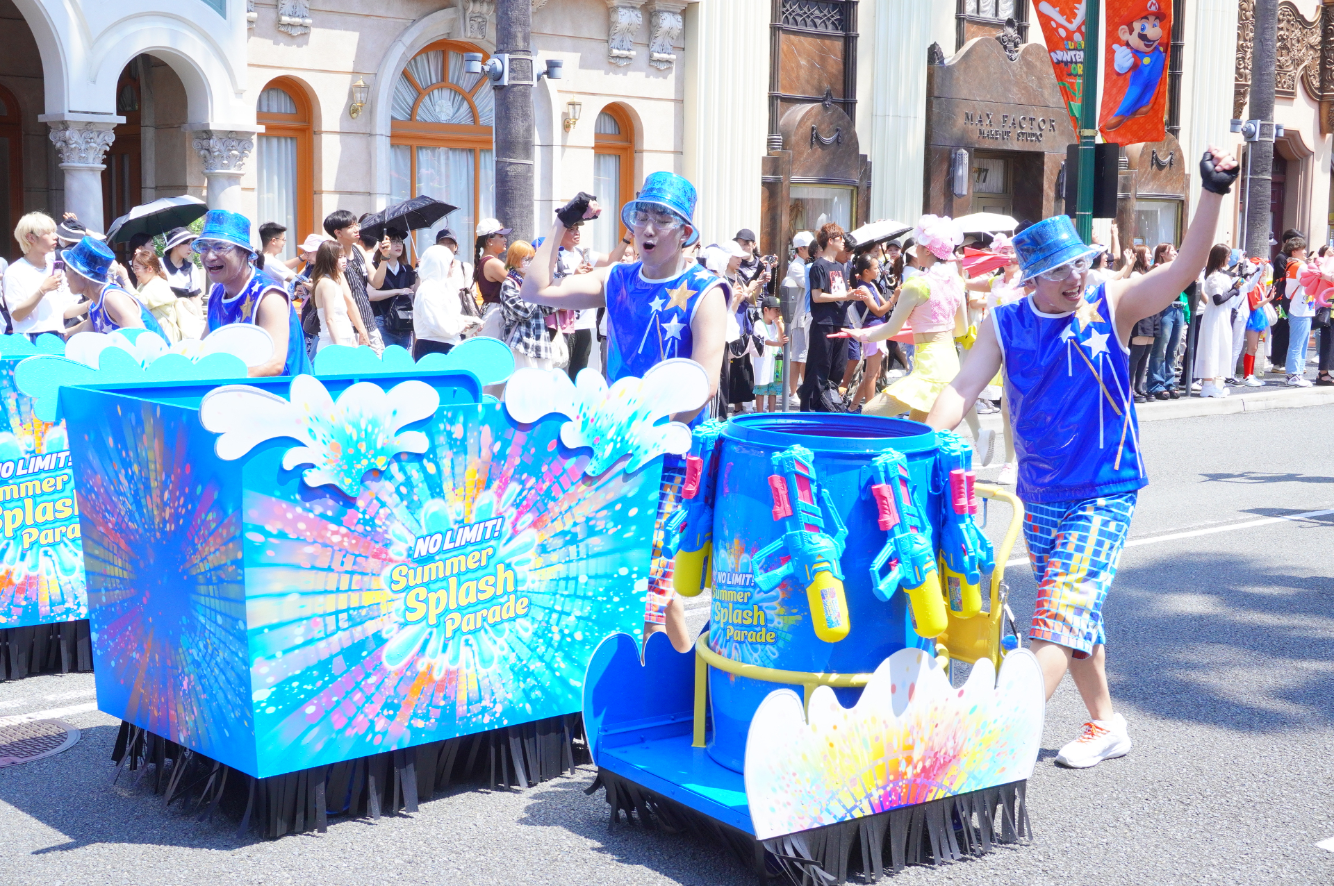 ハローキティ→ピーナッツ→ミニオン→セサミストリート→SING→マリオと仲間たち→ポケモンの順でフロートが登場