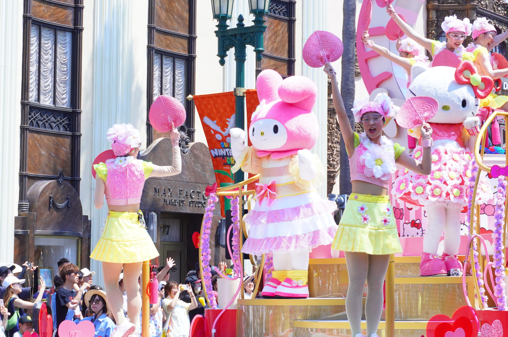 ハローキティ→ピーナッツ→ミニオン→セサミストリート→SING→マリオと仲間たち→ポケモンの順でフロートが登場