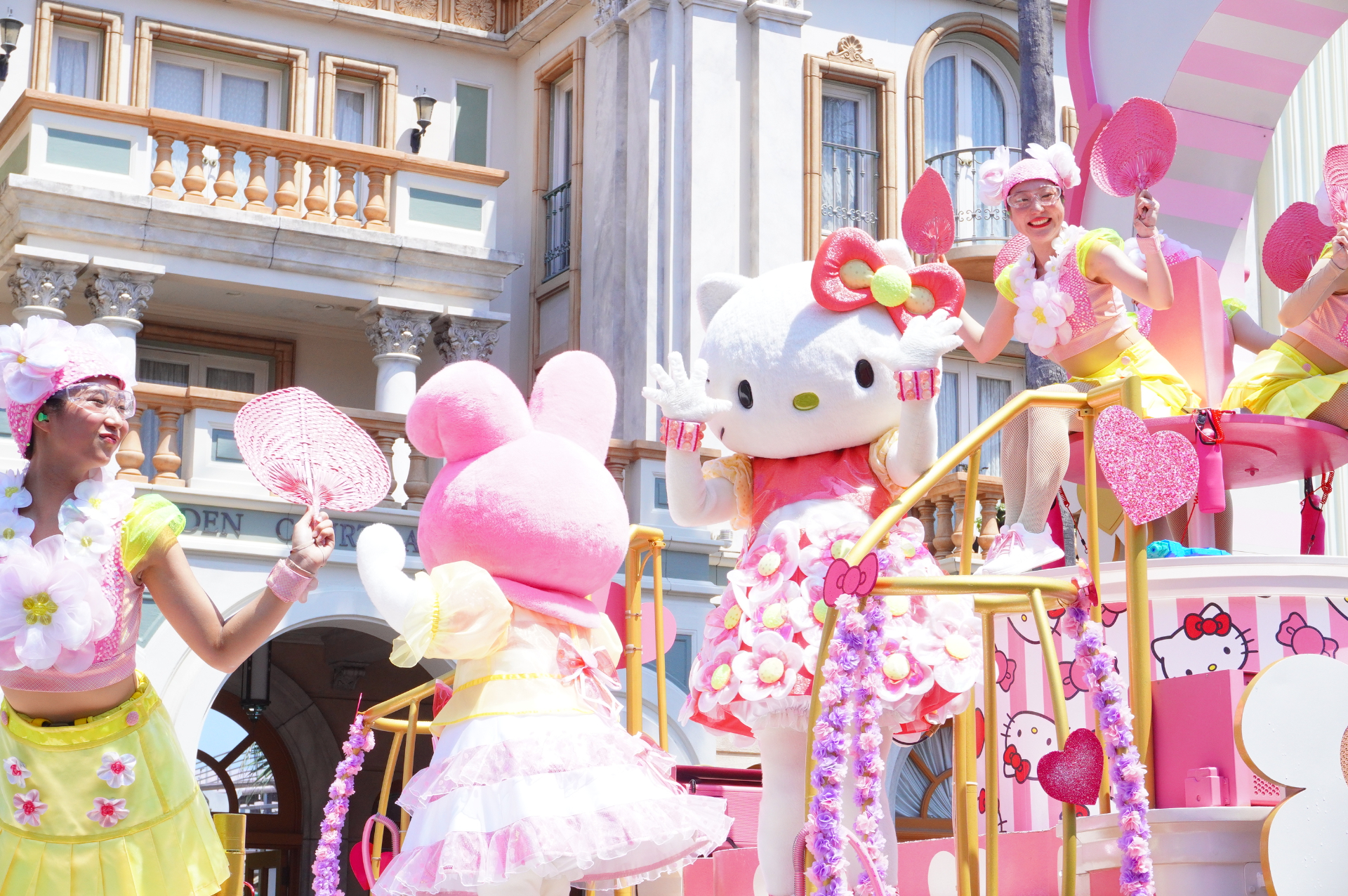 ハローキティ→ピーナッツ→ミニオン→セサミストリート→SING→マリオと仲間たち→ポケモンの順でフロートが登場