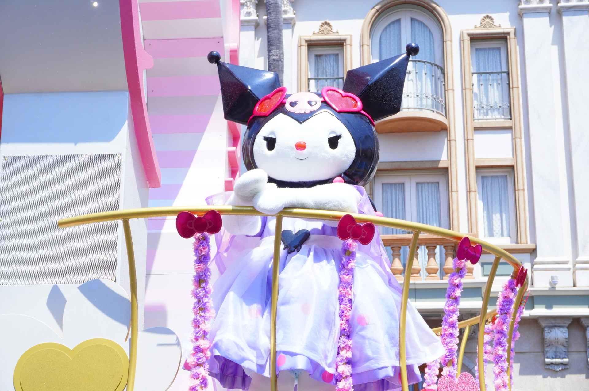 ハローキティ→ピーナッツ→ミニオン→セサミストリート→SING→マリオと仲間たち→ポケモンの順でフロートが登場