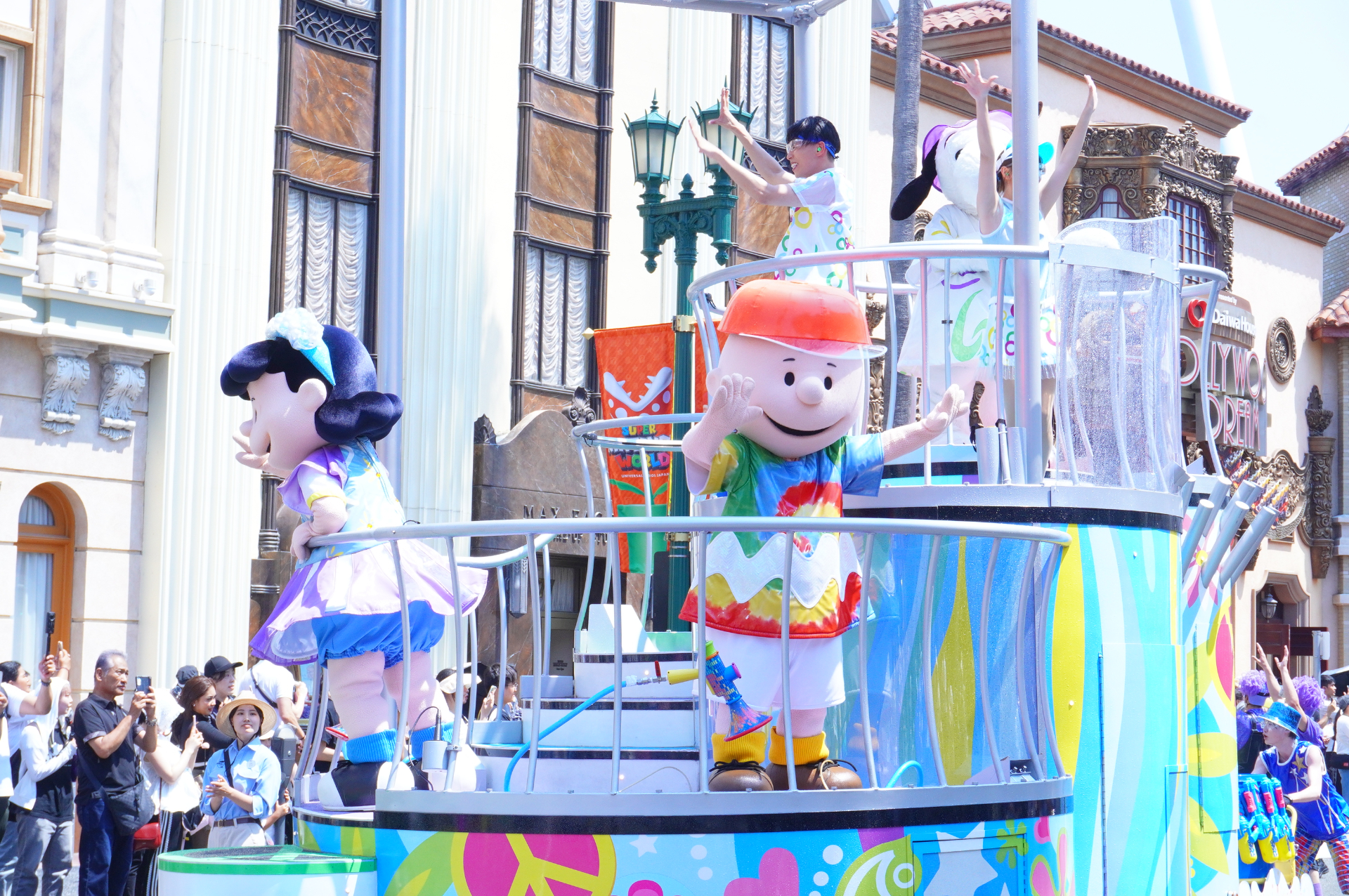 ハローキティ→ピーナッツ→ミニオン→セサミストリート→SING→マリオと仲間たち→ポケモンの順でフロートが登場