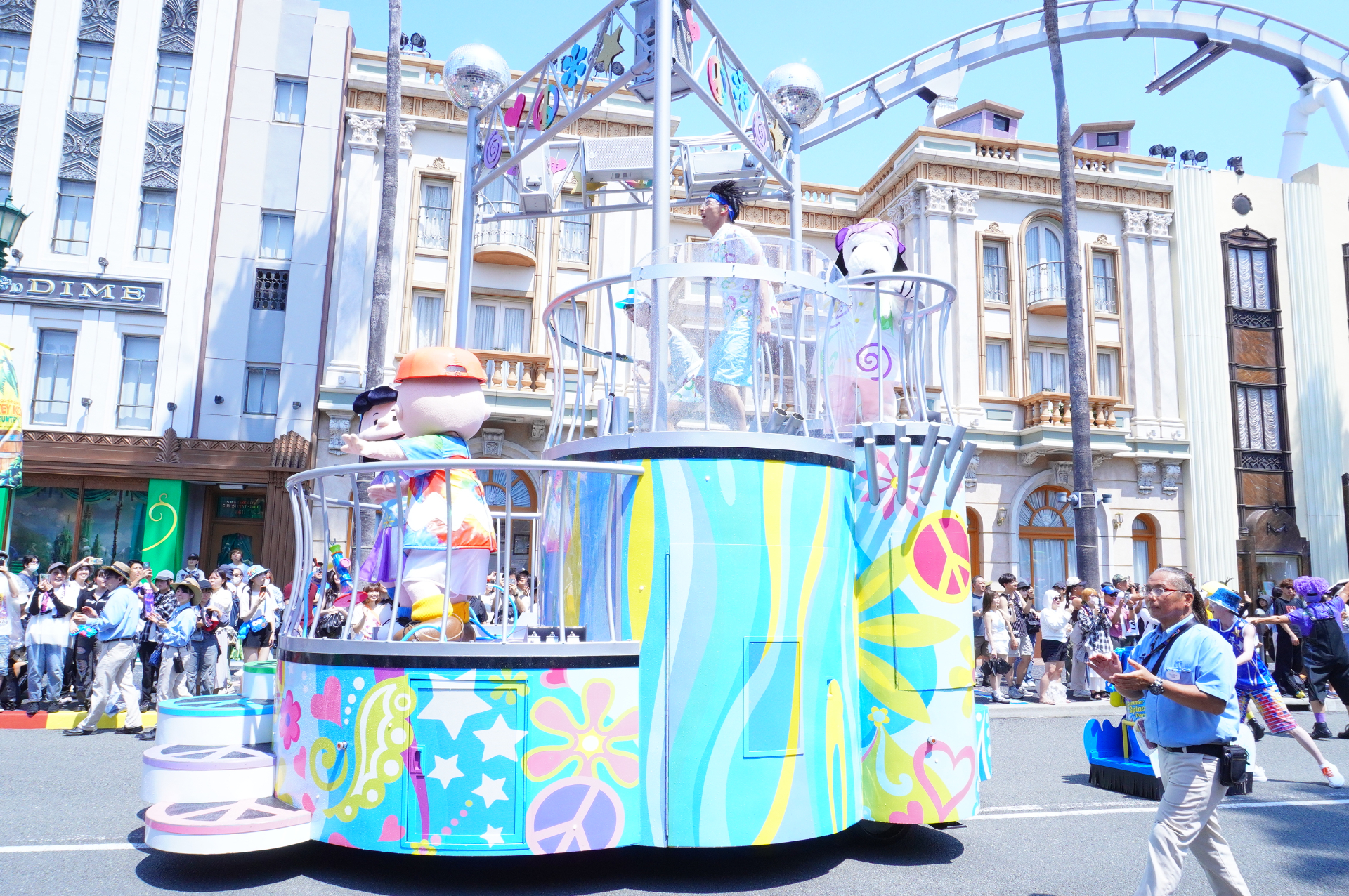 ハローキティ→ピーナッツ→ミニオン→セサミストリート→SING→マリオと仲間たち→ポケモンの順でフロートが登場