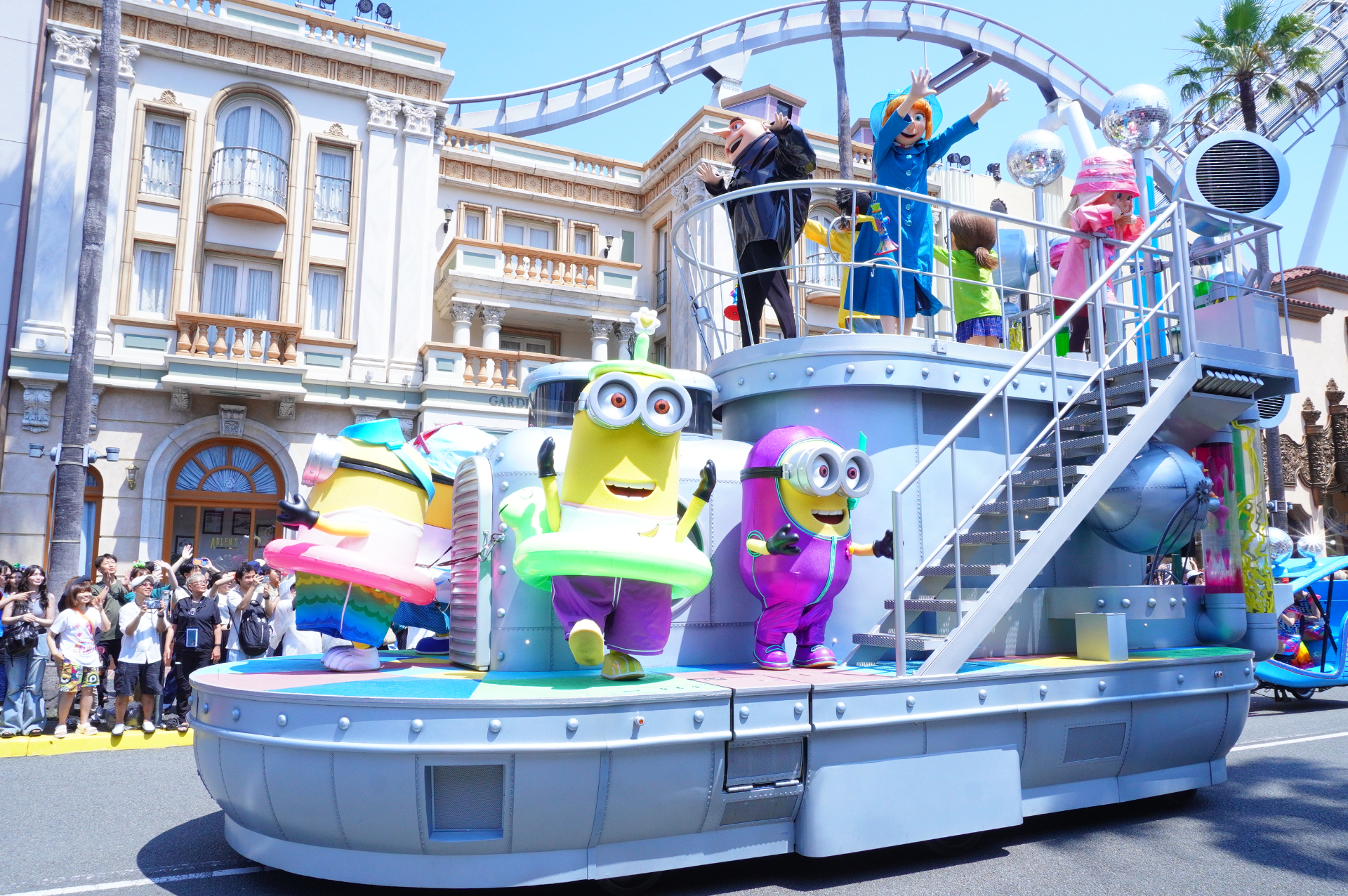 ハローキティ→ピーナッツ→ミニオン→セサミストリート→SING→マリオと仲間たち→ポケモンの順でフロートが登場