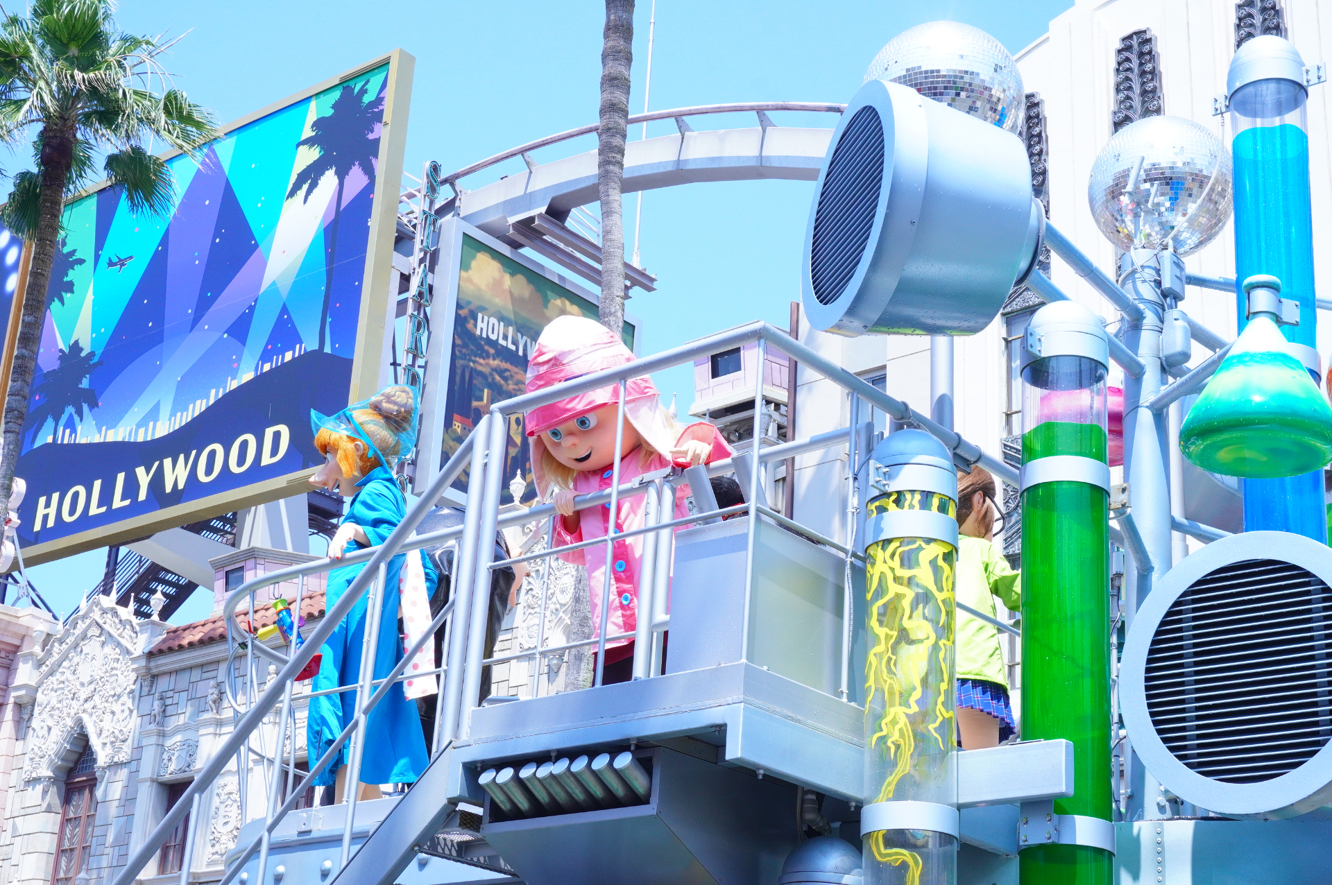 ハローキティ→ピーナッツ→ミニオン→セサミストリート→SING→マリオと仲間たち→ポケモンの順でフロートが登場