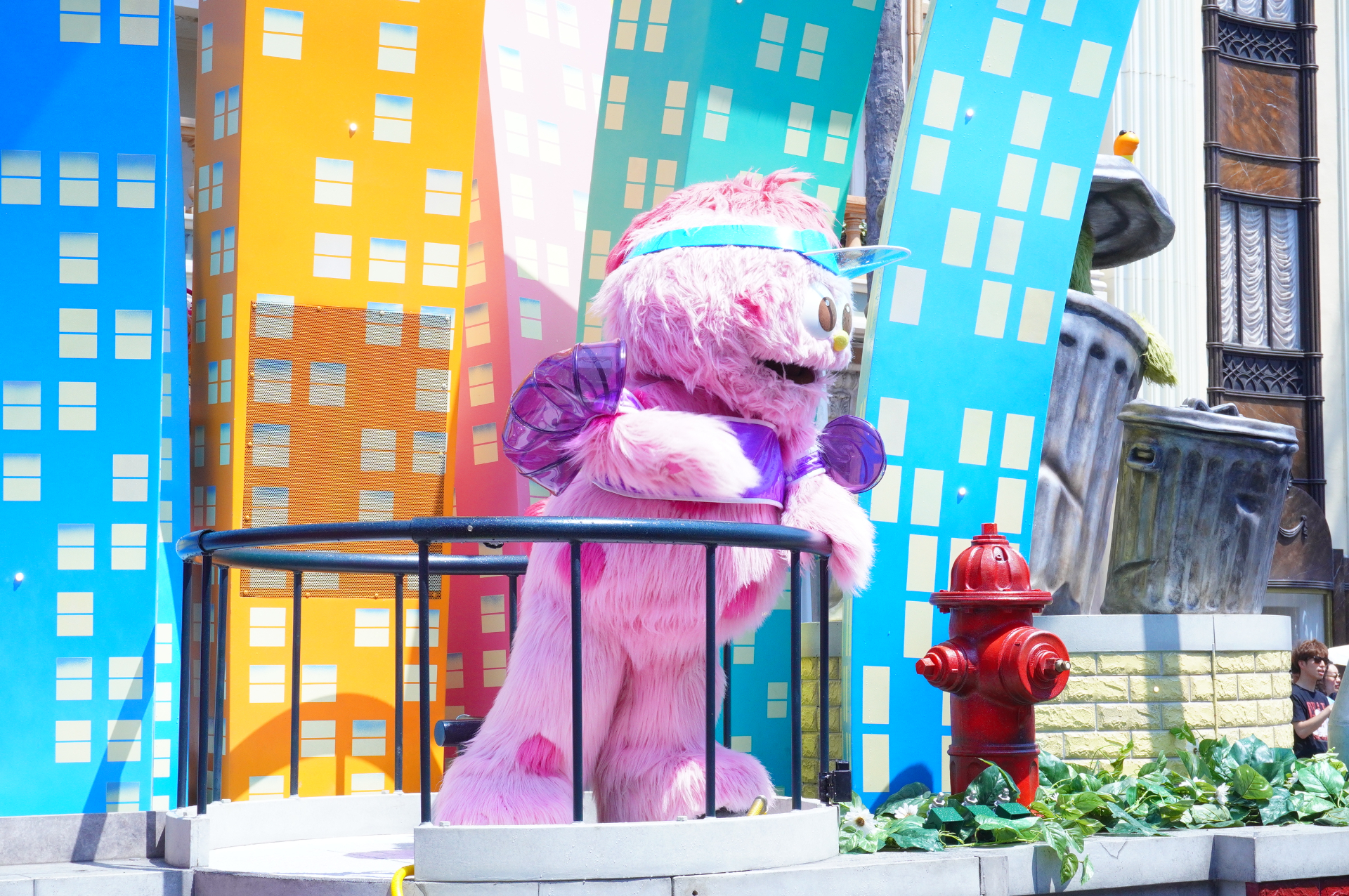 ハローキティ→ピーナッツ→ミニオン→セサミストリート→SING→マリオと仲間たち→ポケモンの順でフロートが登場