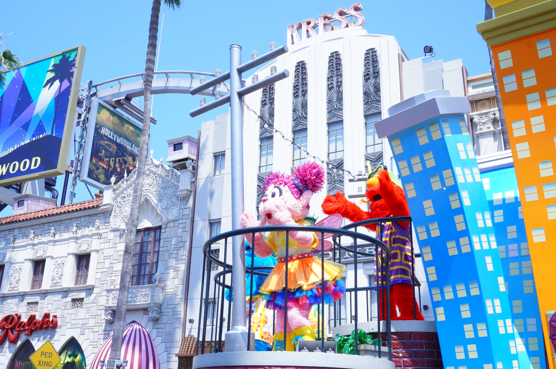 ハローキティ→ピーナッツ→ミニオン→セサミストリート→SING→マリオと仲間たち→ポケモンの順でフロートが登場