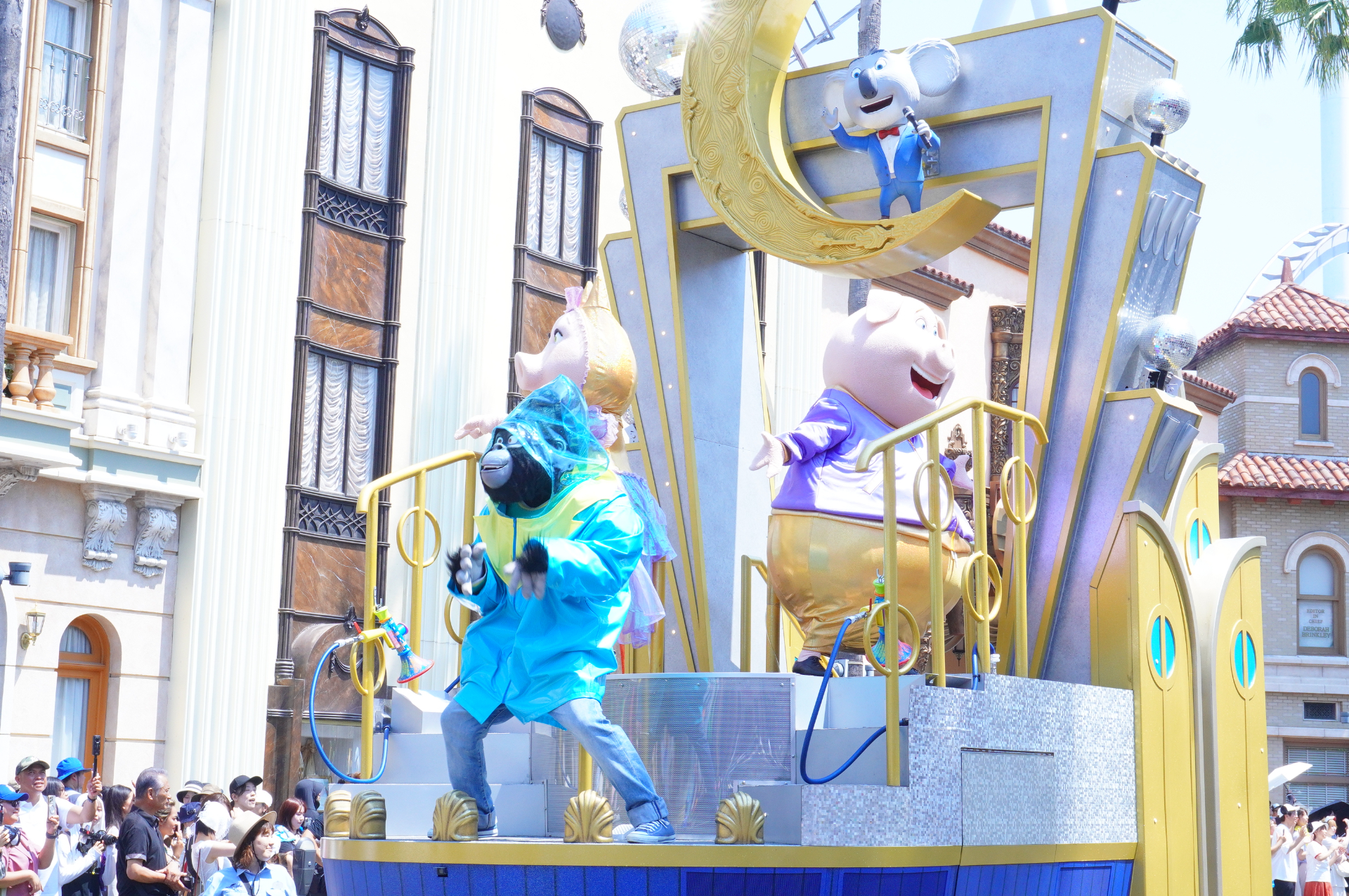 ハローキティ→ピーナッツ→ミニオン→セサミストリート→SING→マリオと仲間たち→ポケモンの順でフロートが登場