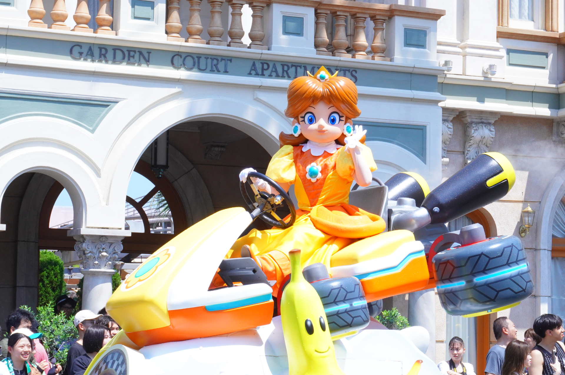 ハローキティ→ピーナッツ→ミニオン→セサミストリート→SING→マリオと仲間たち→ポケモンの順でフロートが登場