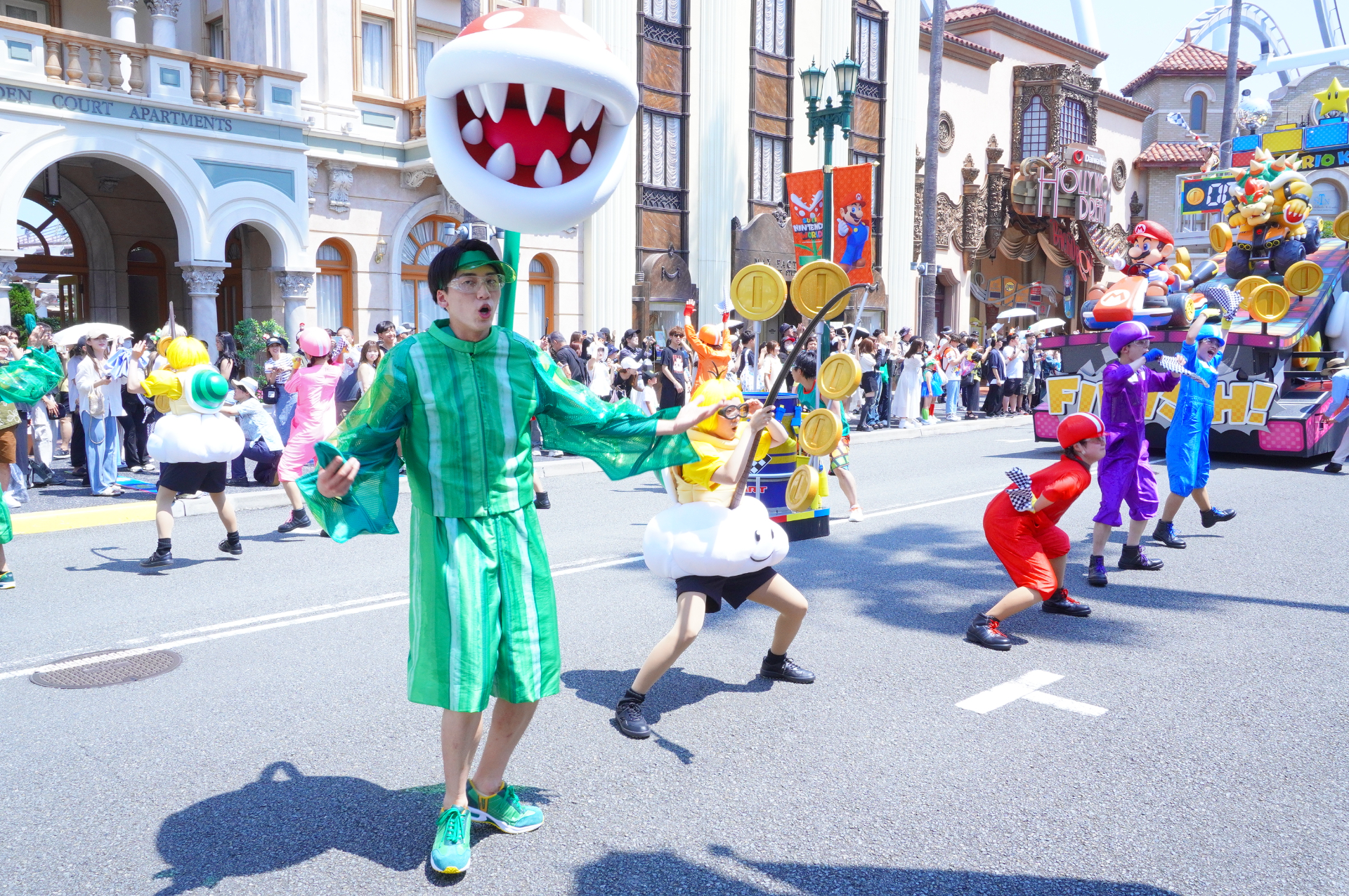 ハローキティ→ピーナッツ→ミニオン→セサミストリート→SING→マリオと仲間たち→ポケモンの順でフロートが登場