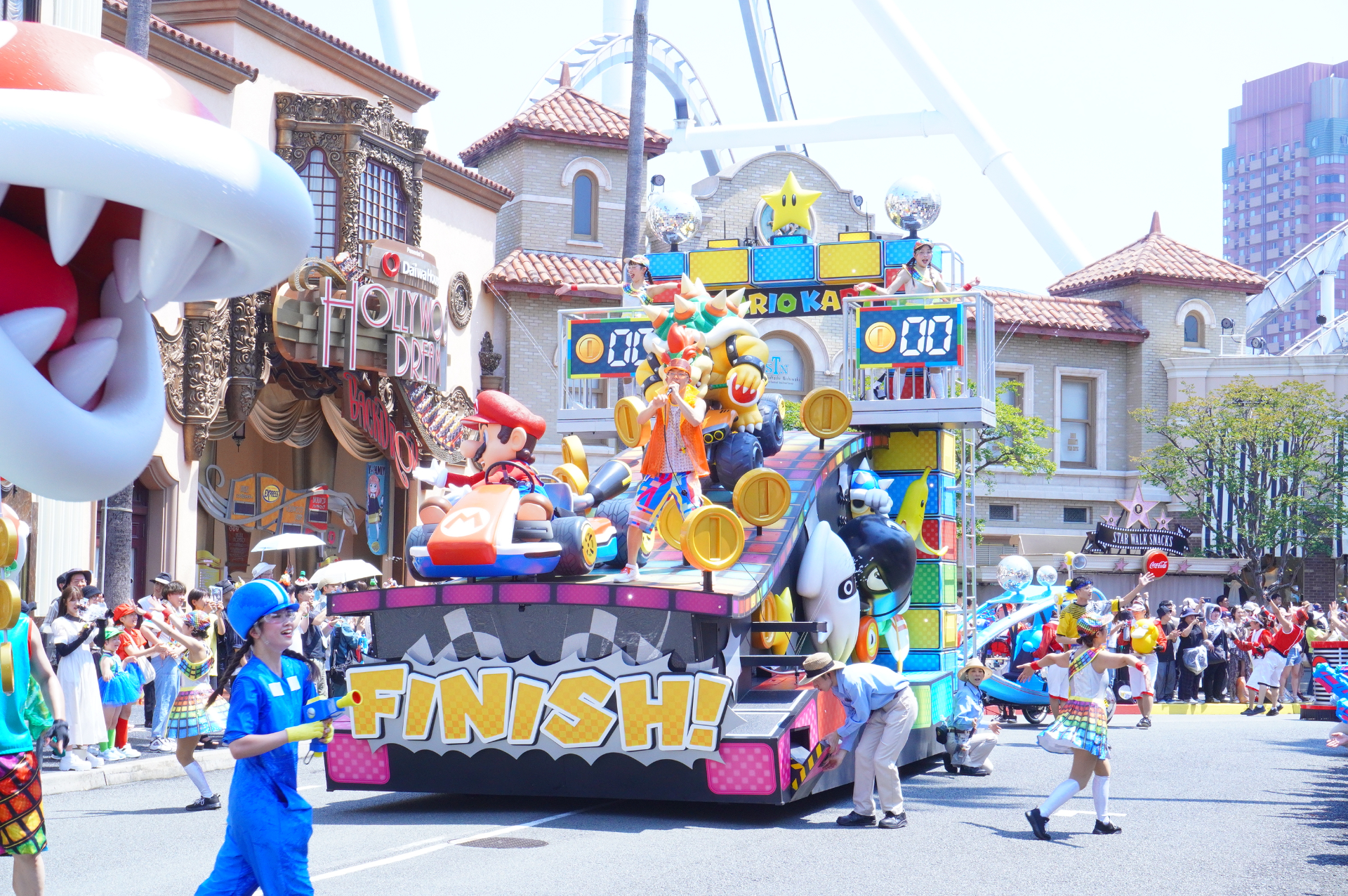 ハローキティ→ピーナッツ→ミニオン→セサミストリート→SING→マリオと仲間たち→ポケモンの順でフロートが登場