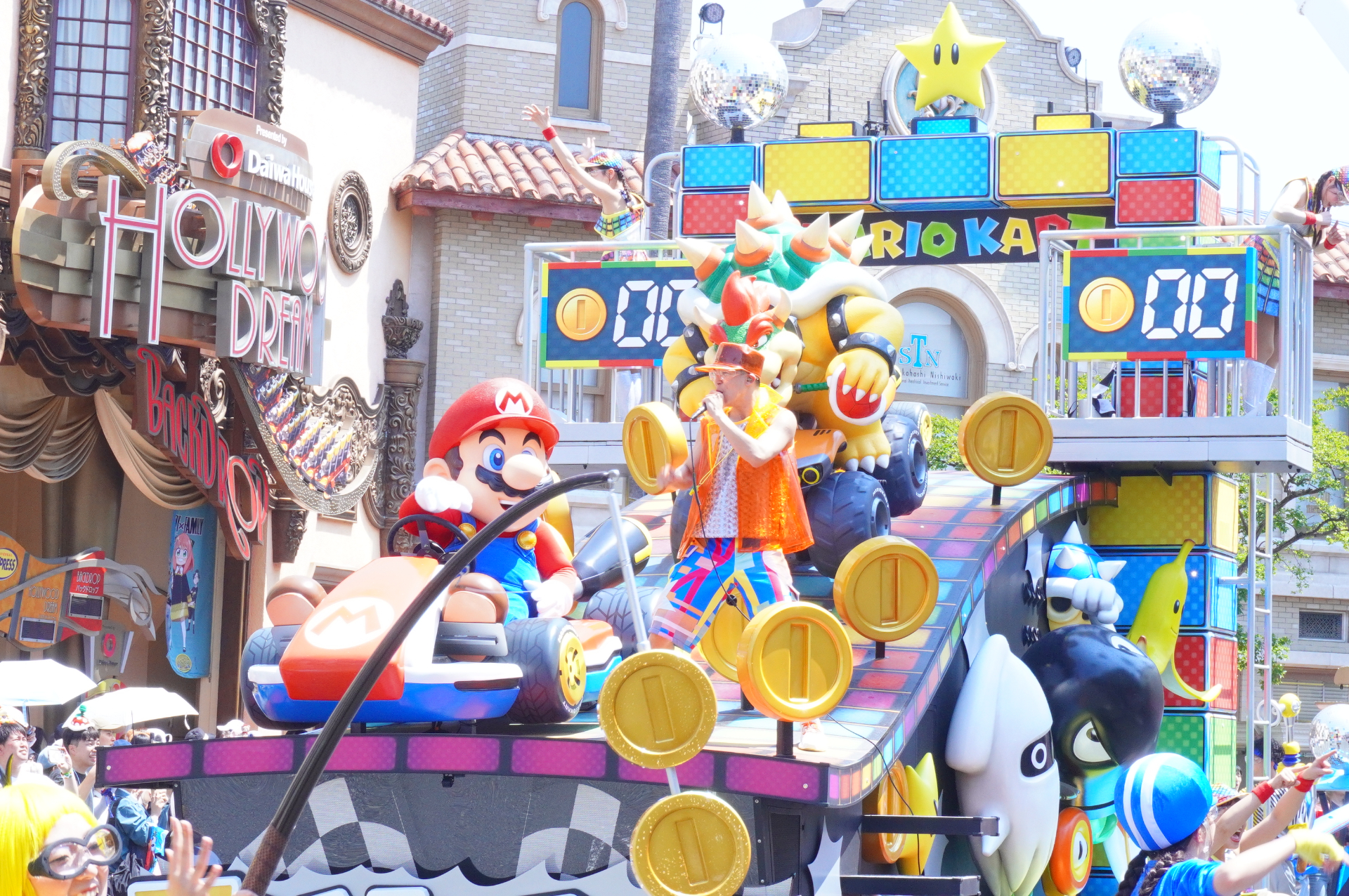 ハローキティ→ピーナッツ→ミニオン→セサミストリート→SING→マリオと仲間たち→ポケモンの順でフロートが登場